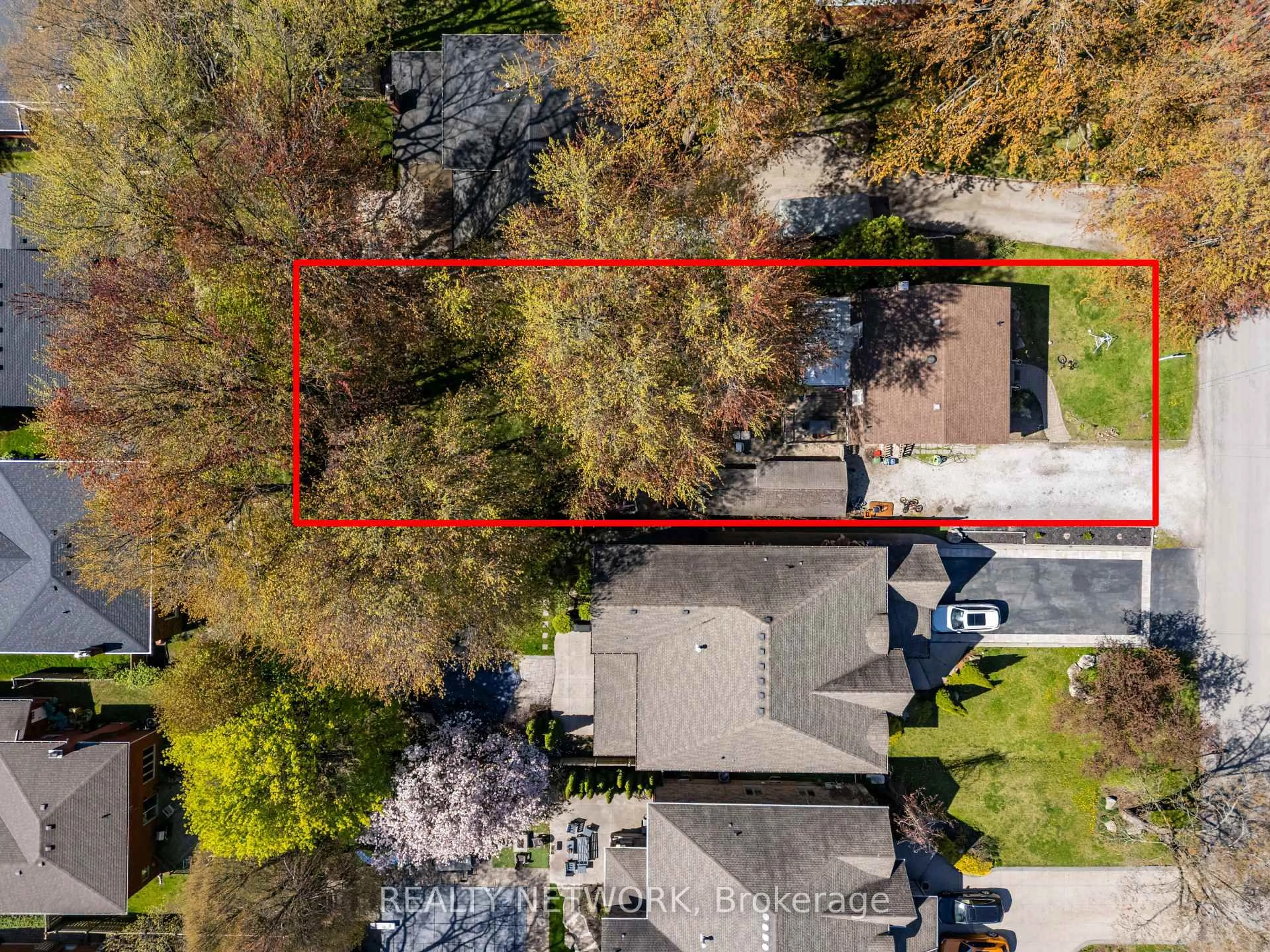 A pic from outside/outdoor area/front of a property/back of a property/a pic from drone, street for 210 Valleyview Dr, Hamilton Ontario L9G 2A8