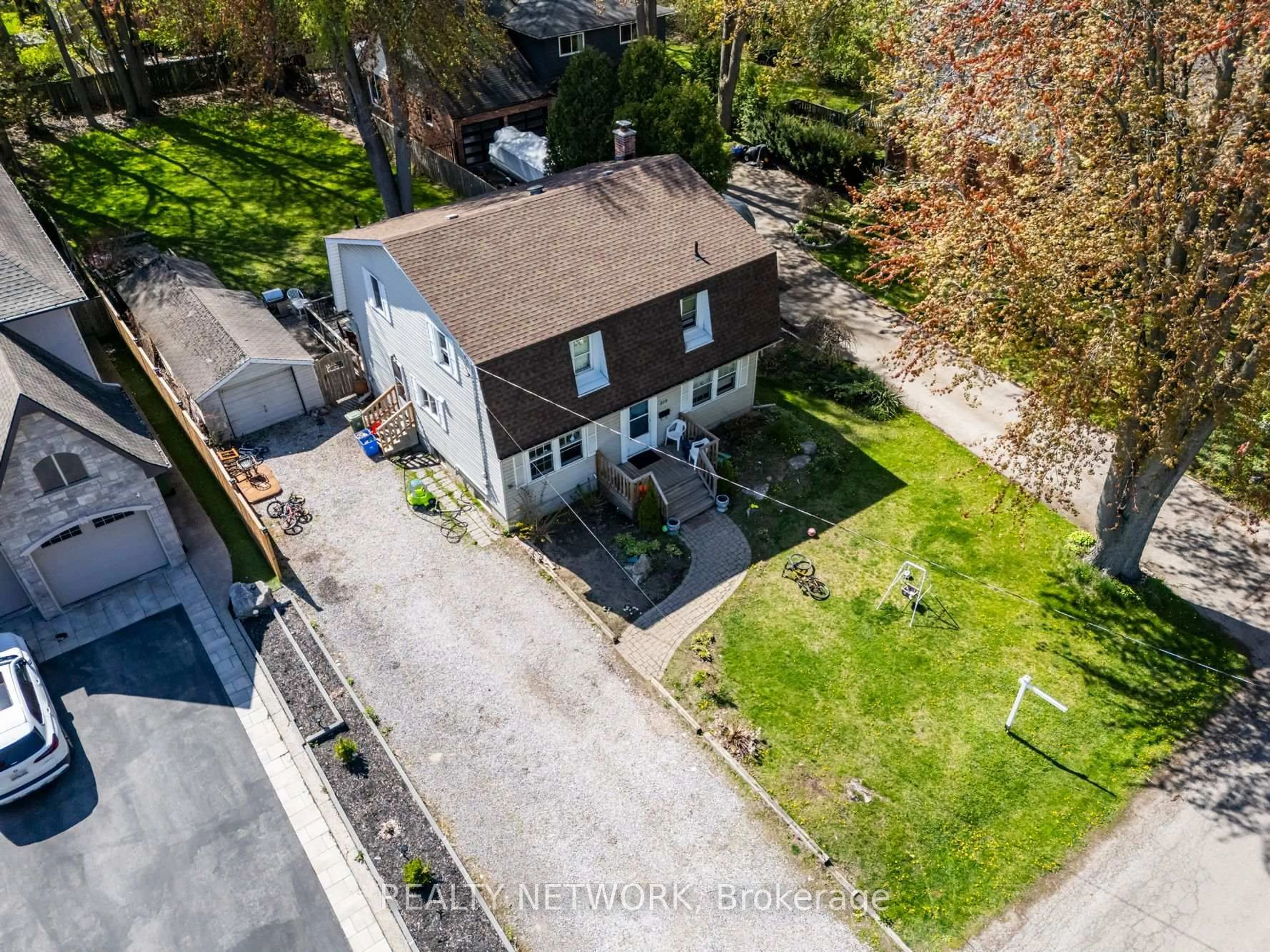 A pic from outside/outdoor area/front of a property/back of a property/a pic from drone, street for 210 Valleyview Dr, Hamilton Ontario L9G 2A8
