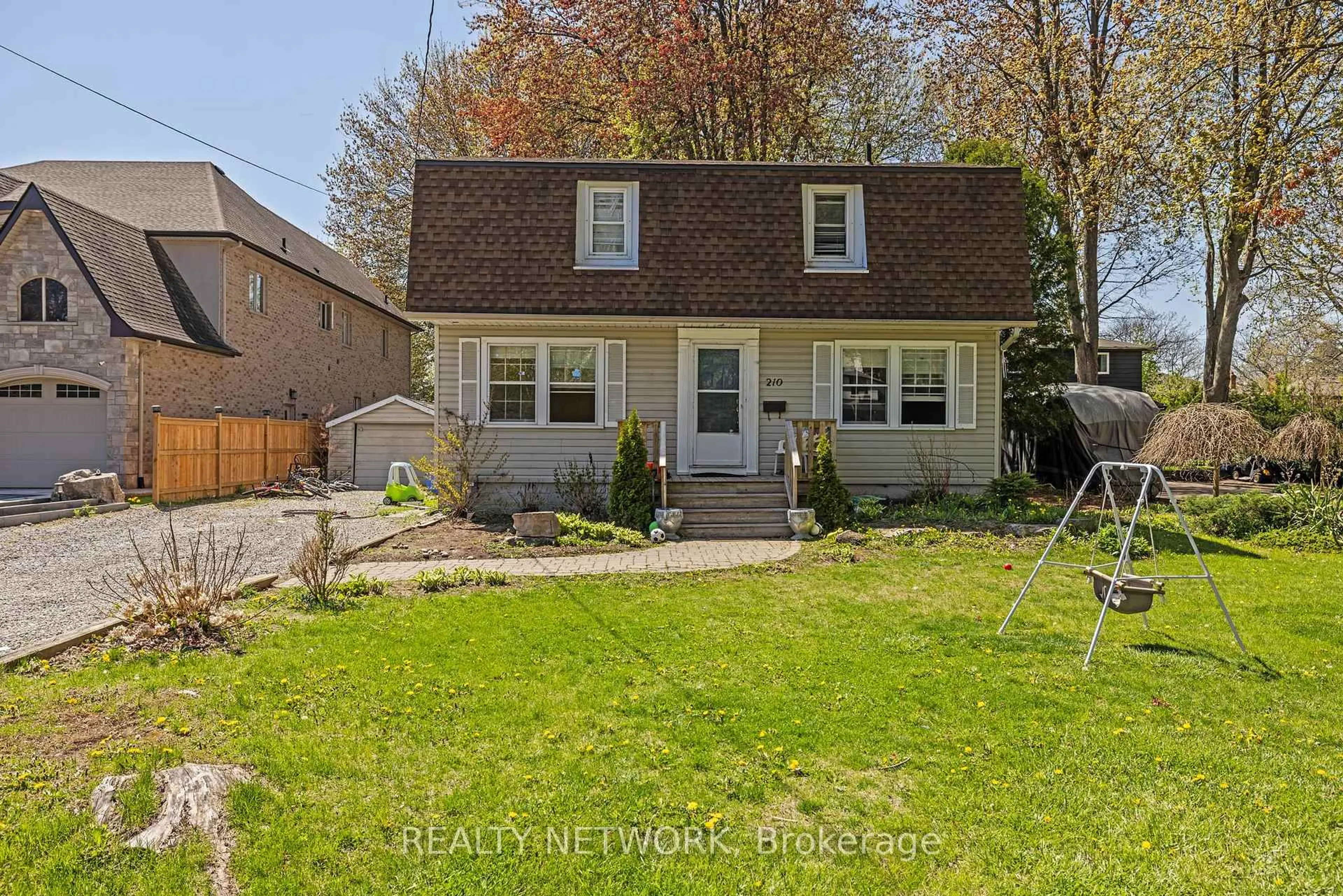 A pic from outside/outdoor area/front of a property/back of a property/a pic from drone, street for 210 Valleyview Dr, Hamilton Ontario L9G 2A8