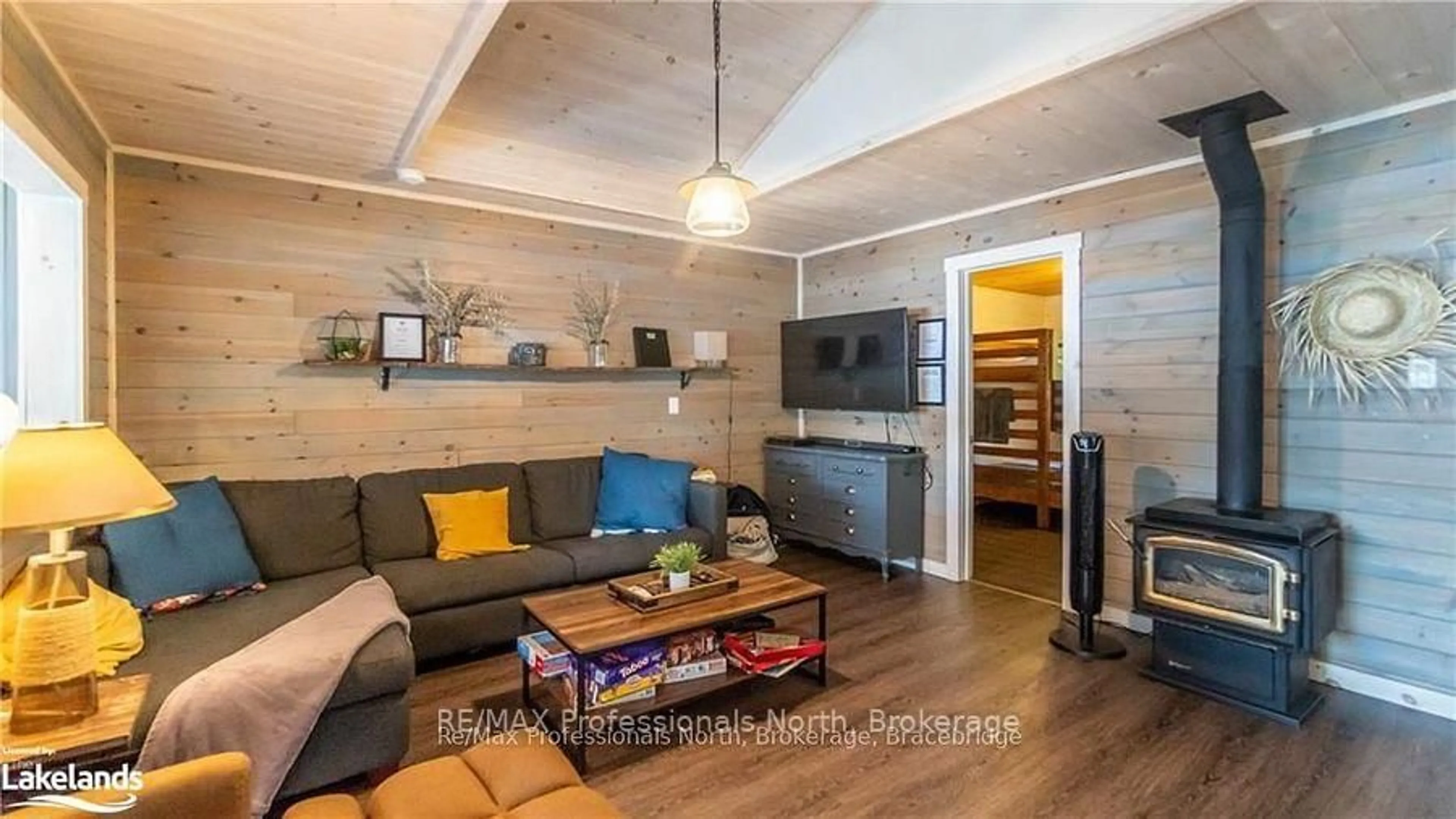 Living room with furniture, wood/laminate floor for 1032 LAKESHORE Dr, Bracebridge Ontario P1L 1X3
