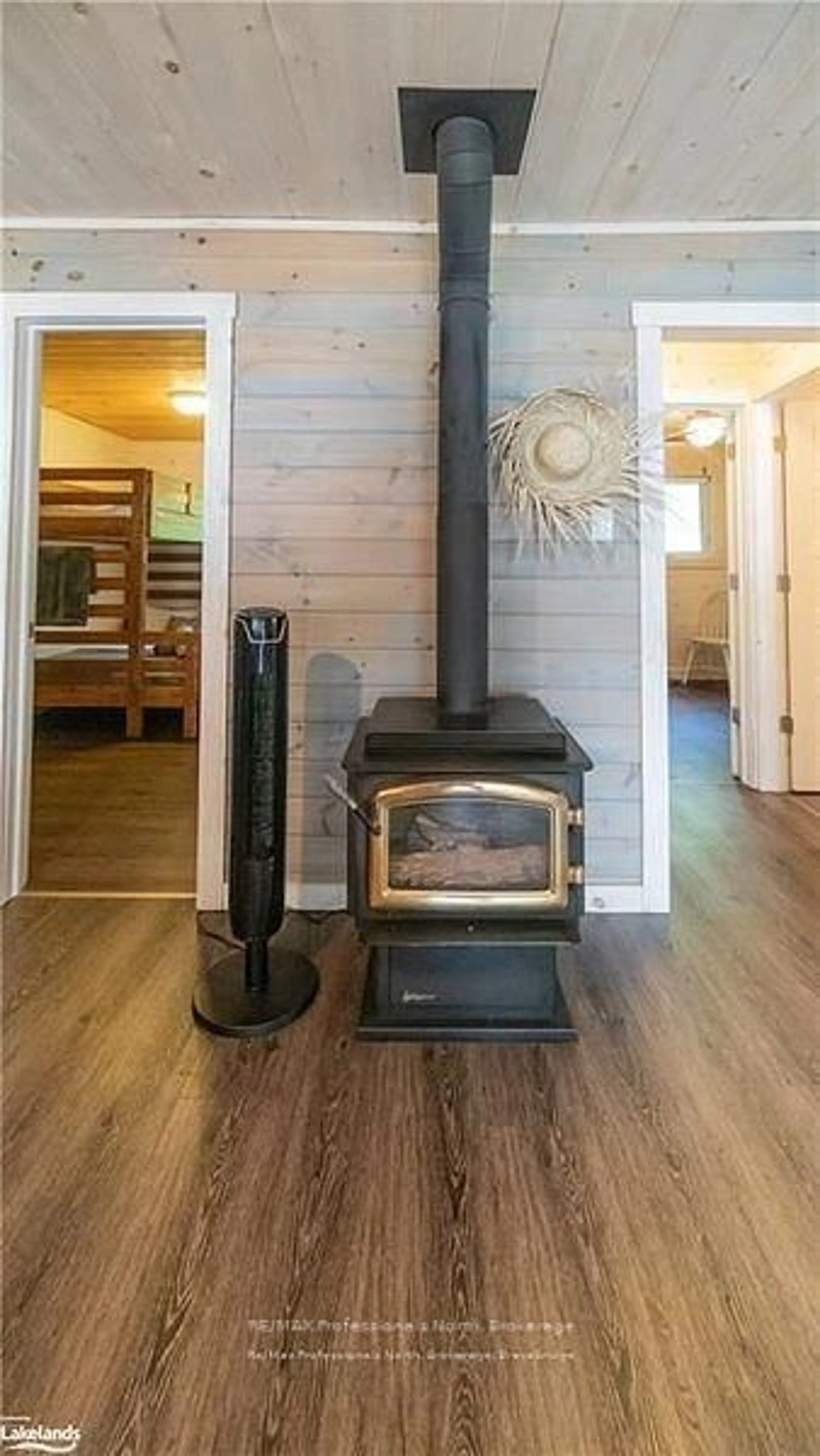 Indoor entryway for 1032 LAKESHORE Dr, Bracebridge Ontario P1L 1X3