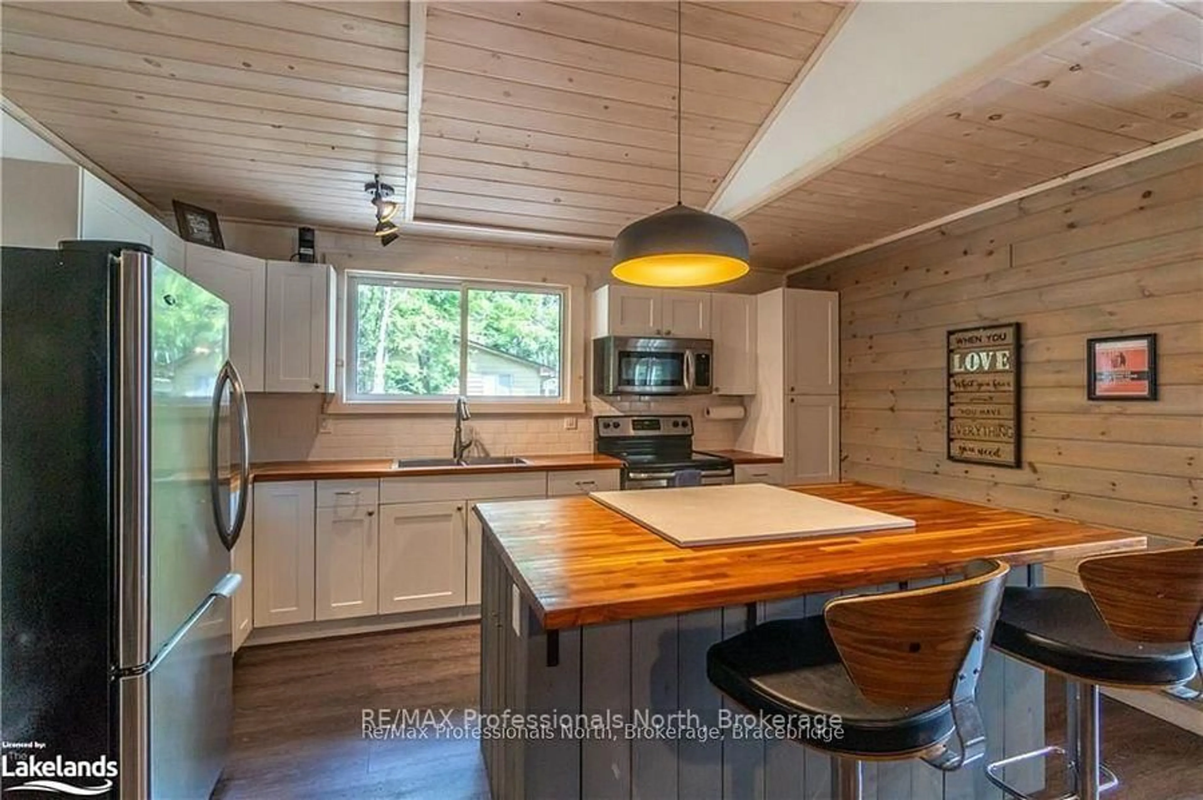 Open concept kitchen, wood/laminate floor for 1032 LAKESHORE Dr, Bracebridge Ontario P1L 1X3