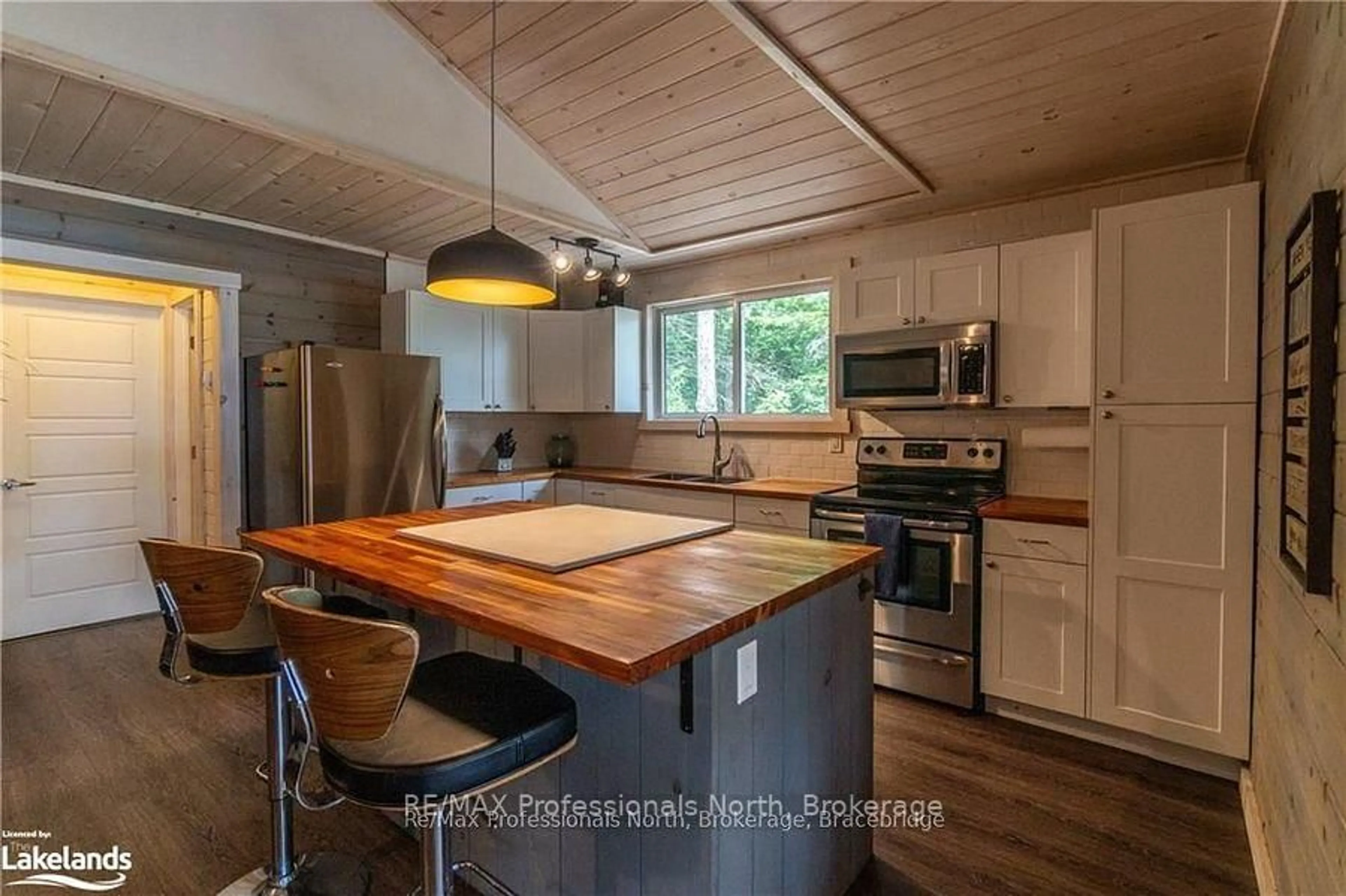 Open concept kitchen, wood/laminate floor for 1032 LAKESHORE Dr, Bracebridge Ontario P1L 1X3
