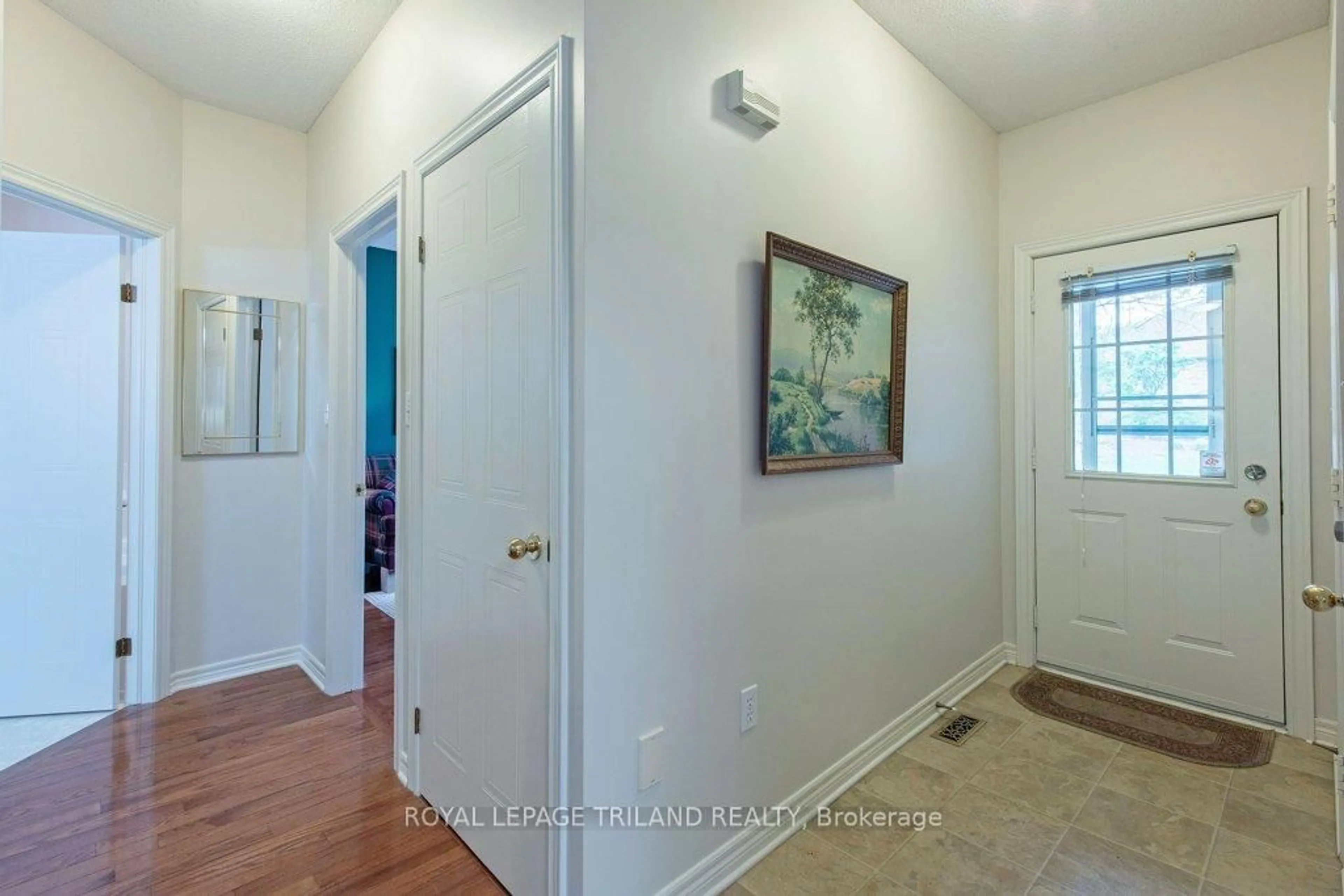 Indoor entryway for 1241 Hamilton Rd #40, London East Ontario N5W 6B3