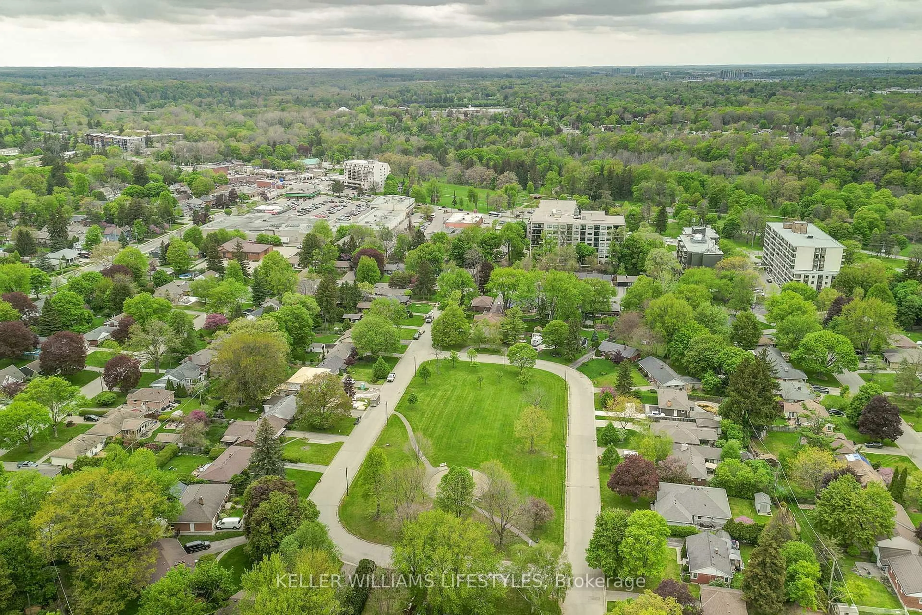 A pic from outside/outdoor area/front of a property/back of a property/a pic from drone, street for 346 Glenrose Dr, London South Ontario N6K 2A8