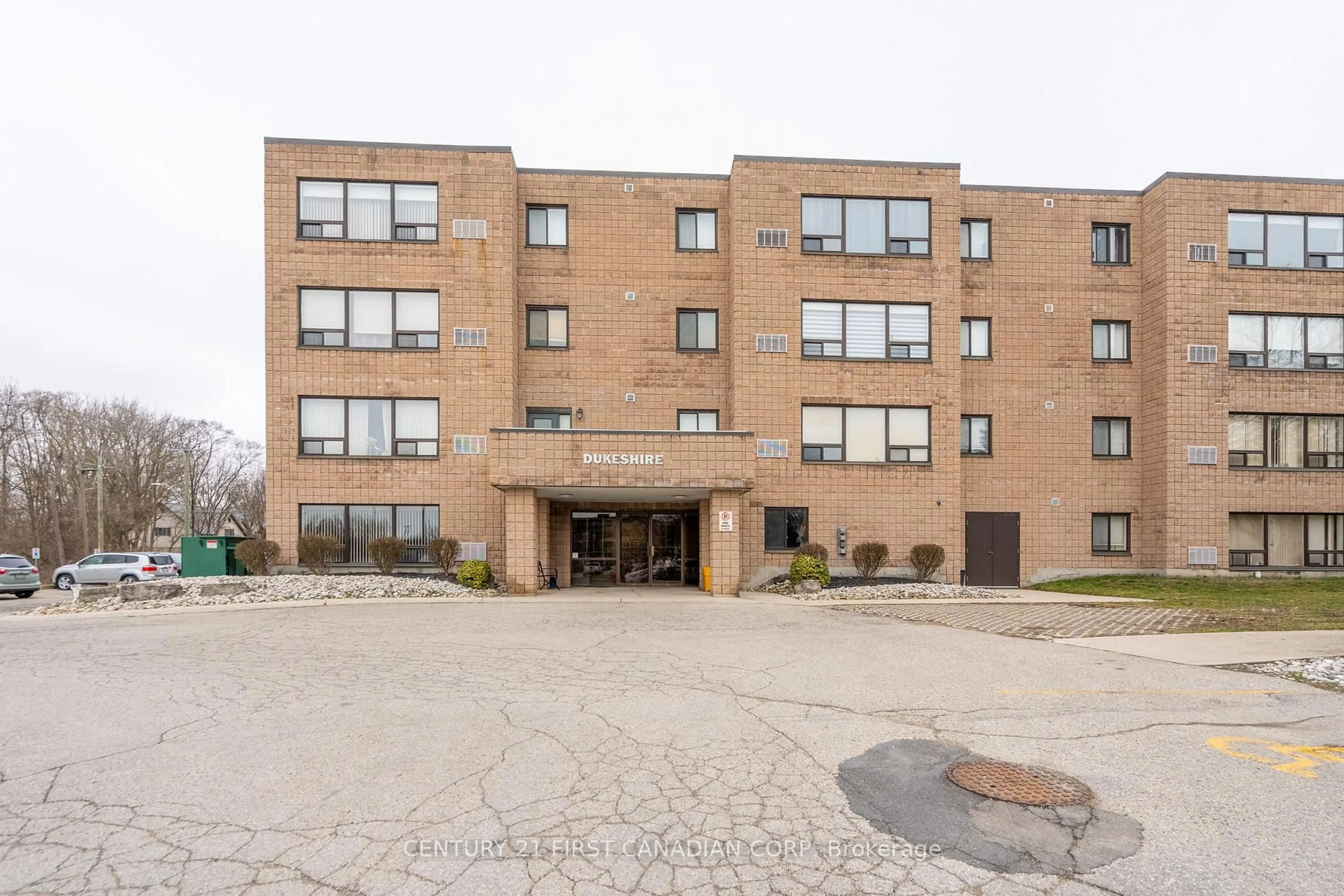 Patio, building for 220 Duke St #204, Strathroy-Caradoc Ontario N7G 1S3