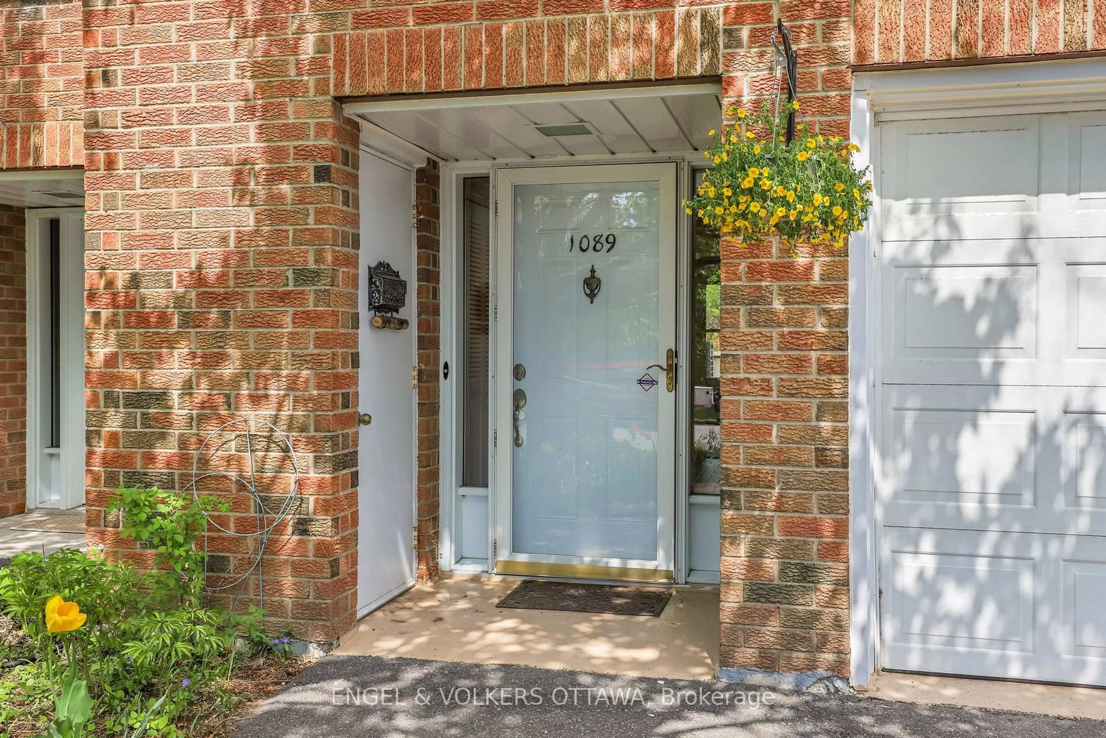 Indoor entryway for 1089 Borden Side Rd, Ottawa Ontario K2C 3P3