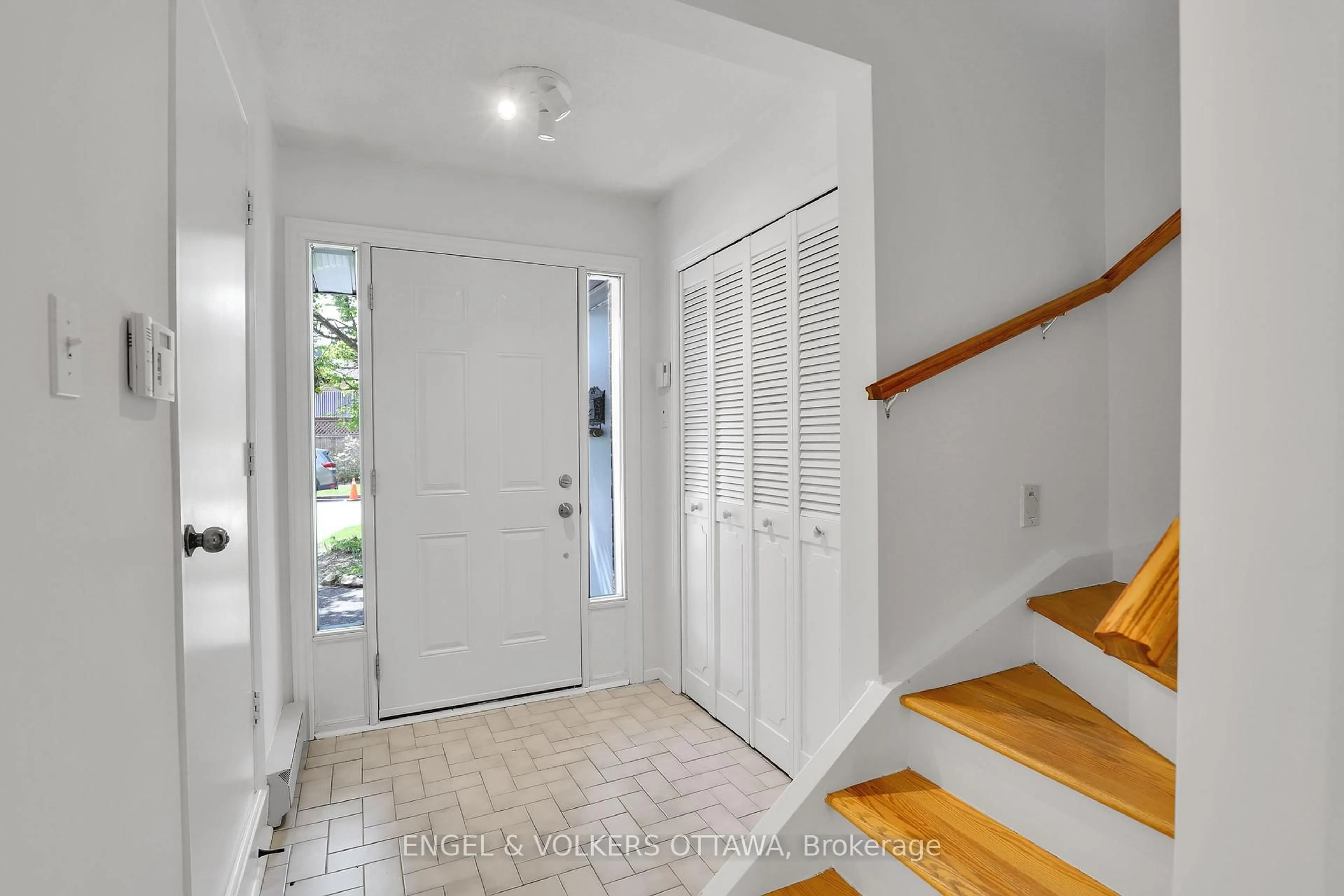Indoor foyer for 1089 Borden Side Rd, Ottawa Ontario K2C 3P3