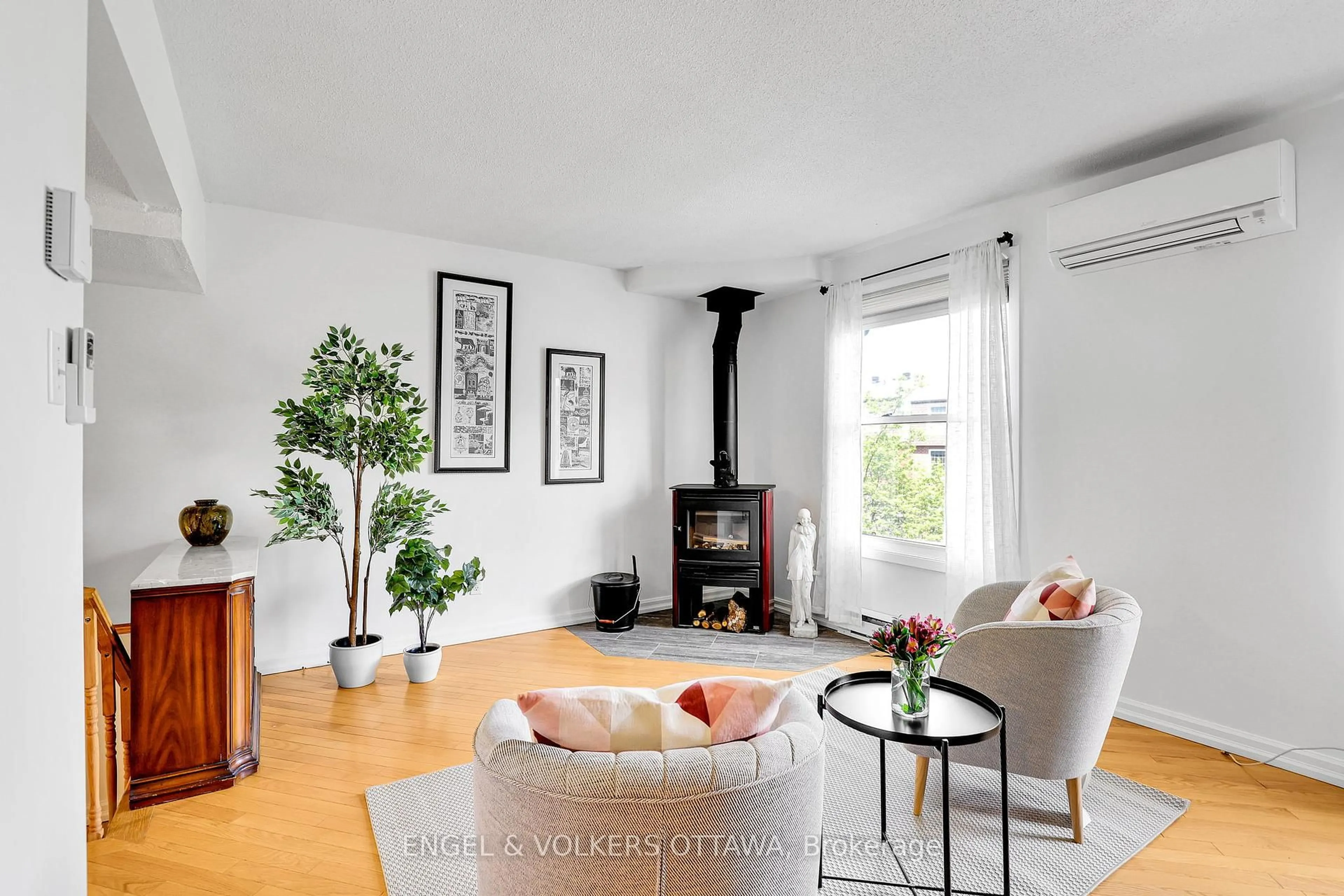 Living room with furniture, unknown for 1089 Borden Side Rd, Ottawa Ontario K2C 3P3