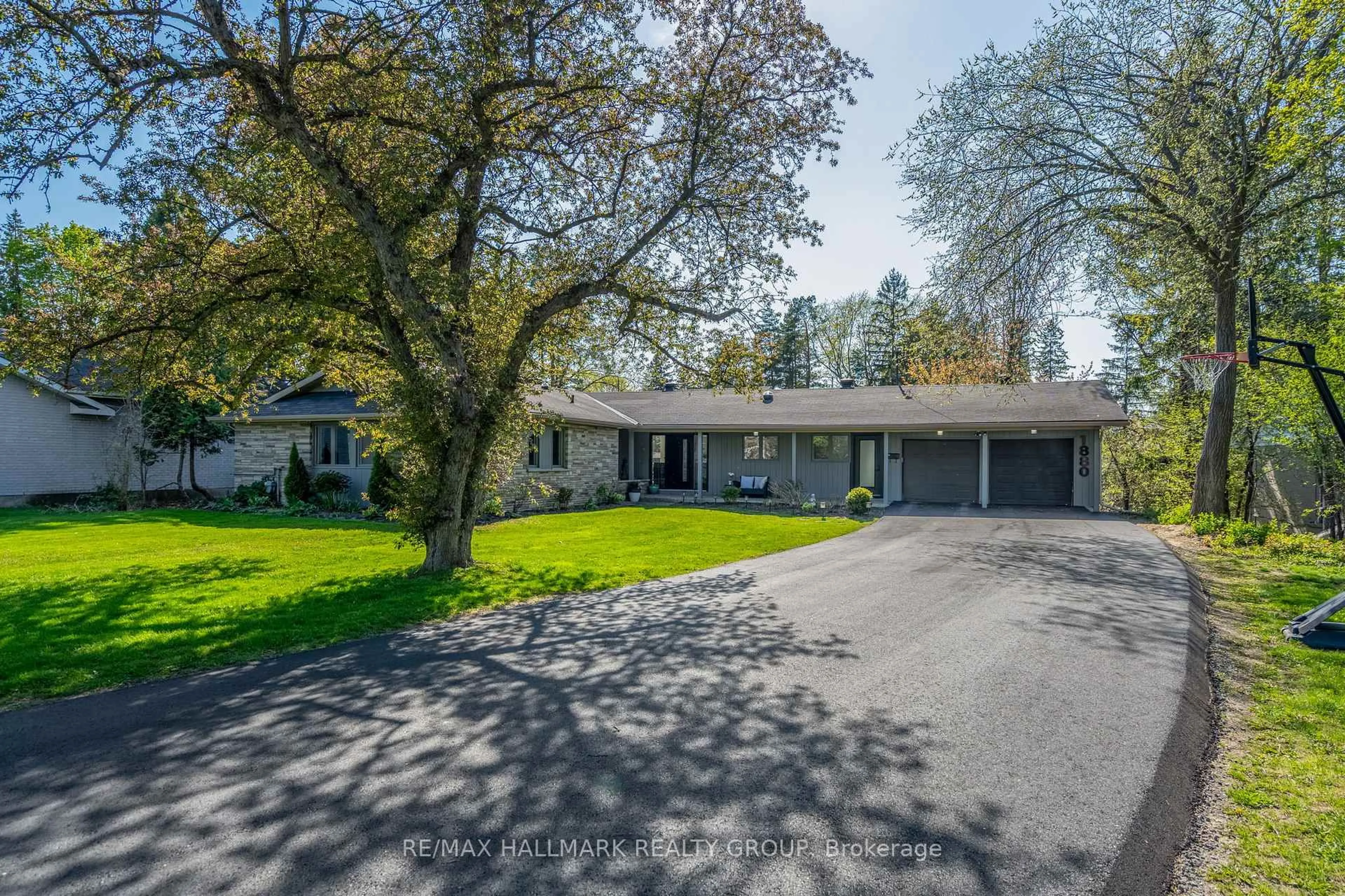 A pic from outside/outdoor area/front of a property/back of a property/a pic from drone, street for 1880 Barnhart Pl, Ottawa Ontario K1H 5B6