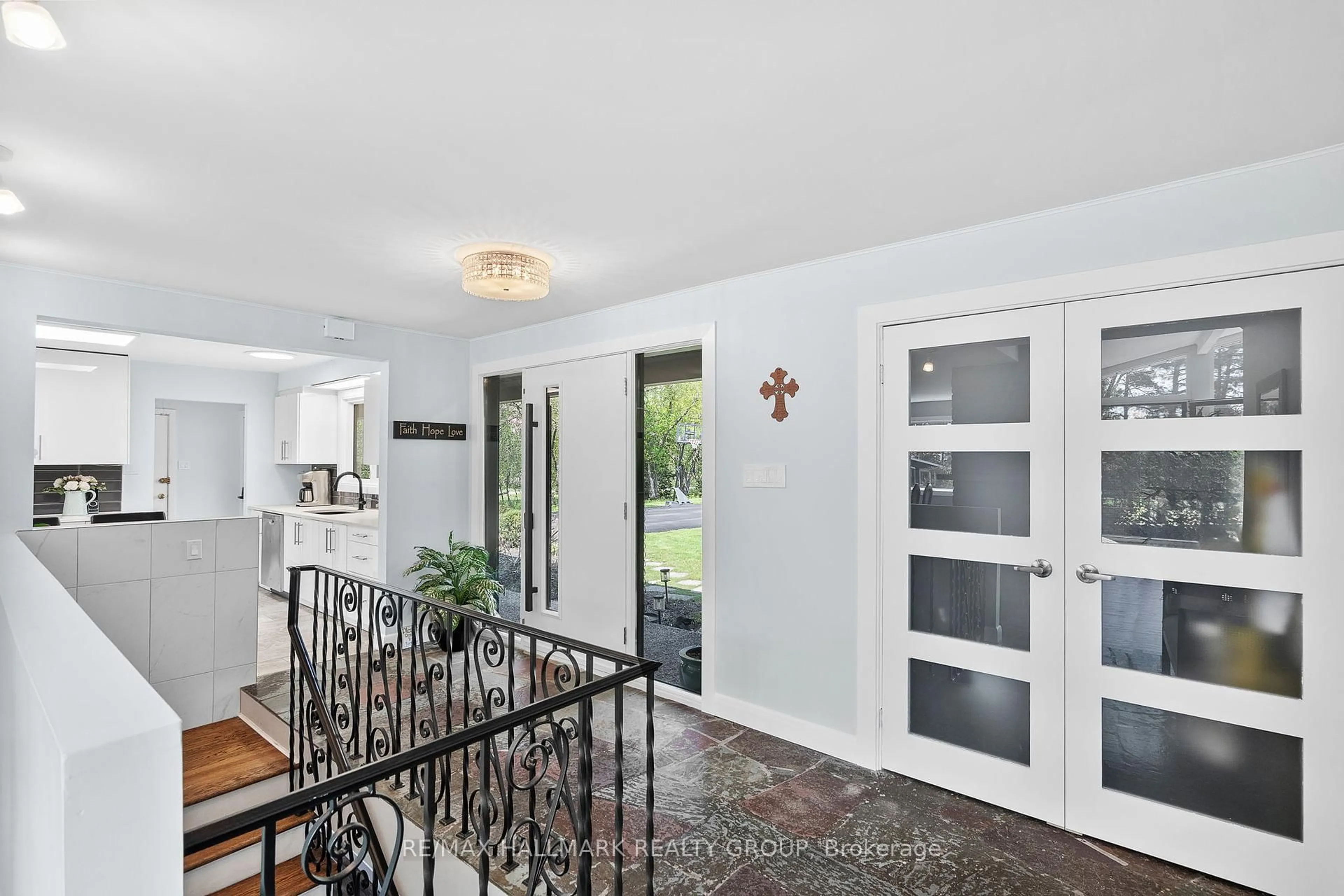 Indoor entryway for 1880 Barnhart Pl, Ottawa Ontario K1H 5B6