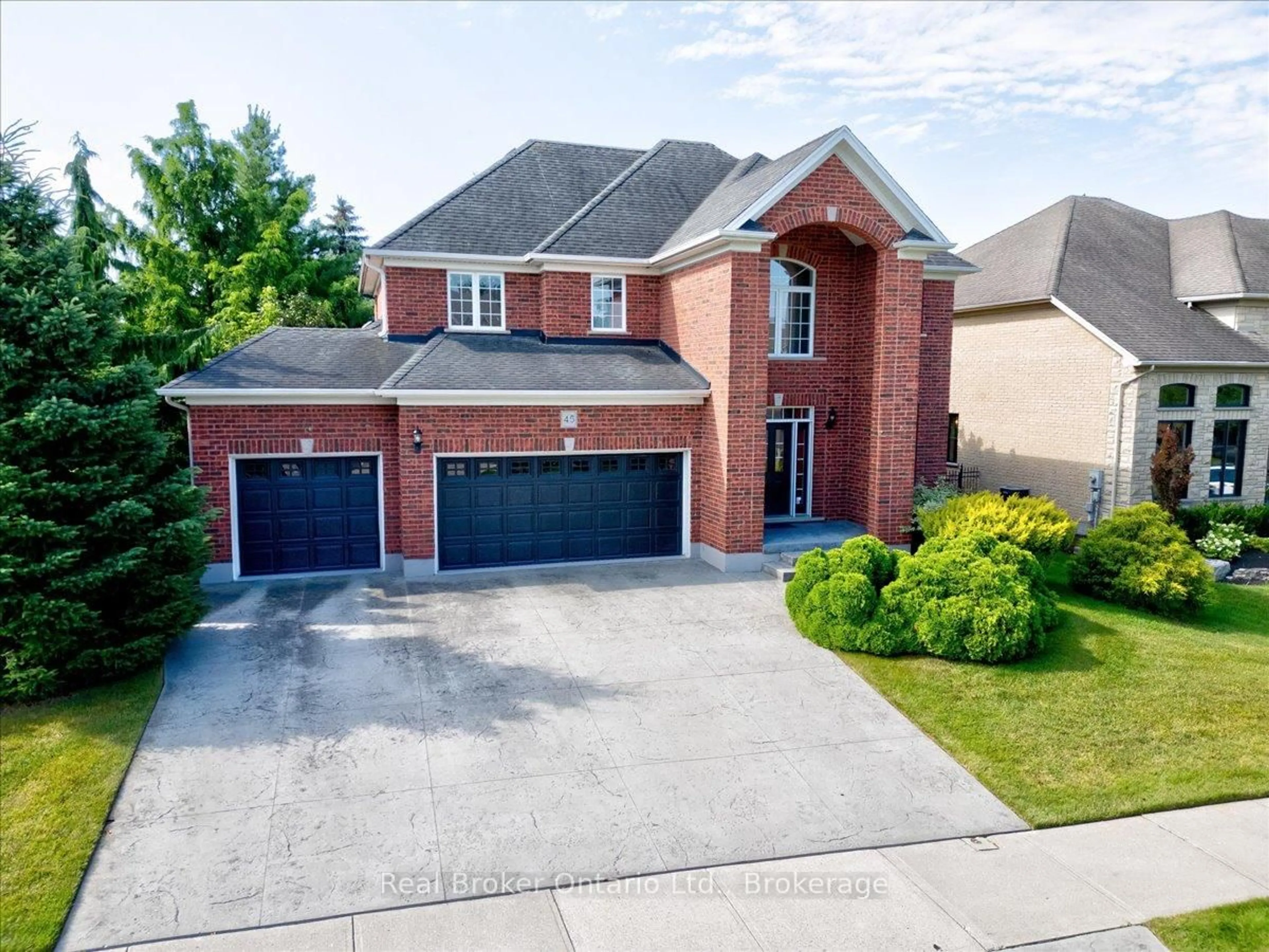 A pic from outside/outdoor area/front of a property/back of a property/a pic from drone, street for 45 Pioneer Tower Cres, Kitchener Ontario N2P 2L2