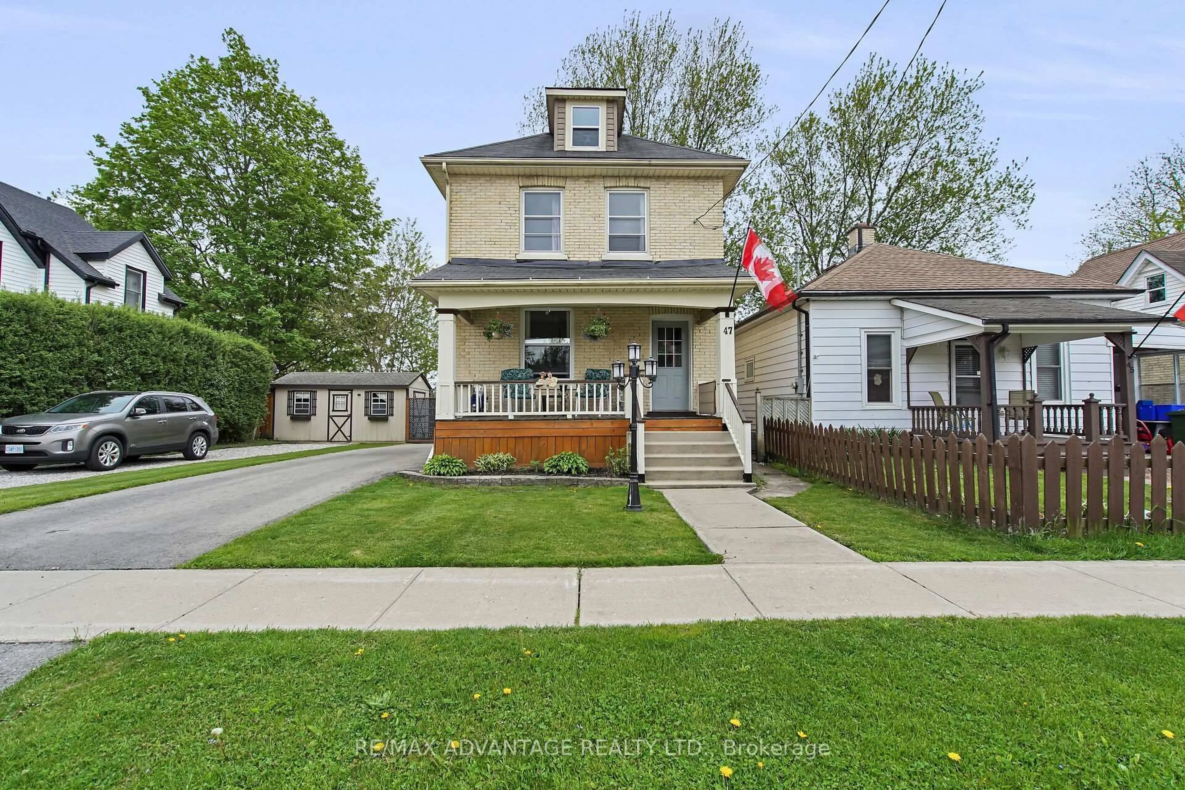 A pic from outside/outdoor area/front of a property/back of a property/a pic from drone, street for 47 Barwick St, St. Thomas Ontario N5P 1Z9