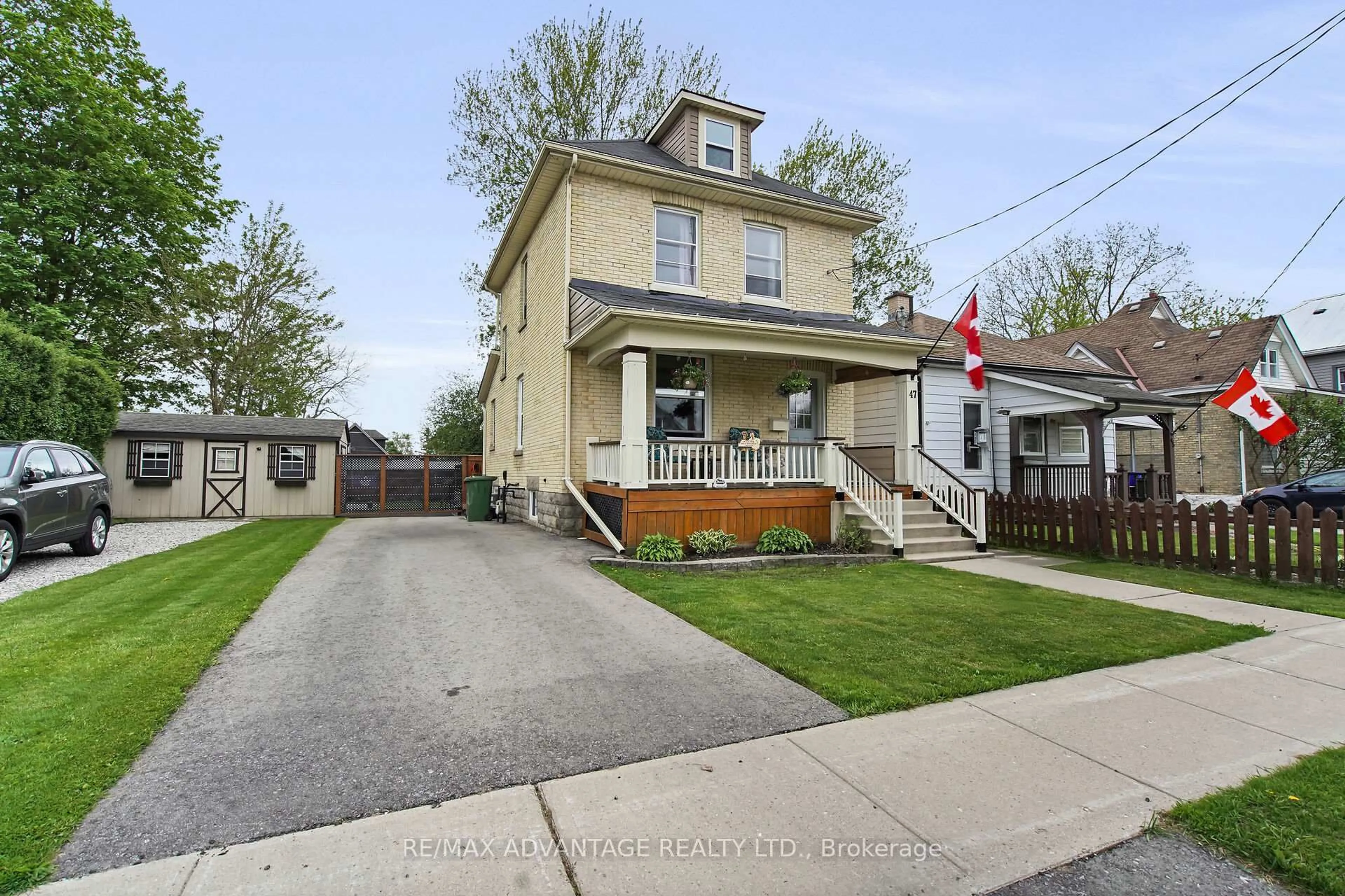 A pic from outside/outdoor area/front of a property/back of a property/a pic from drone, street for 47 Barwick St, St. Thomas Ontario N5P 1Z9