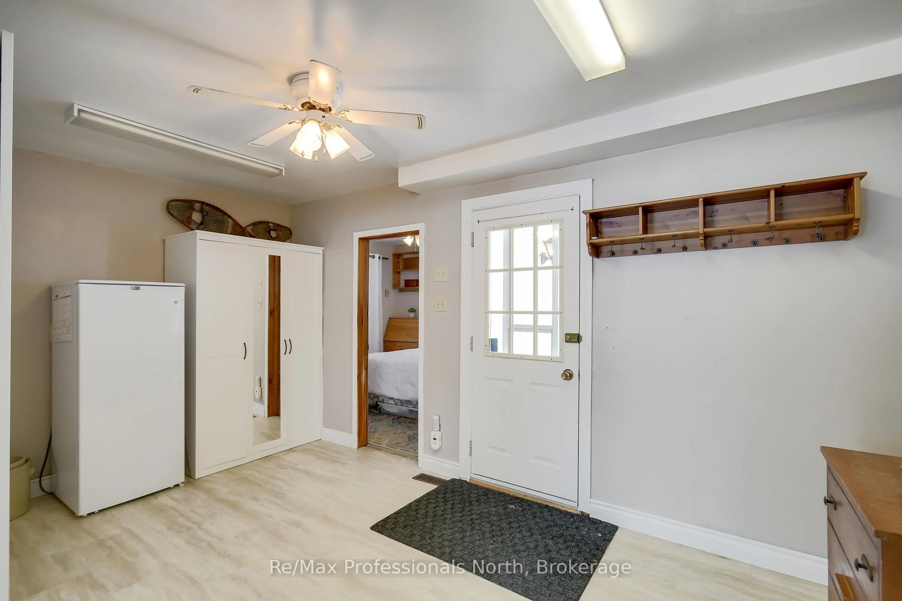 Indoor entryway for 1055 EVANSWOOD Dr, Gravenhurst Ontario P0E 1G0