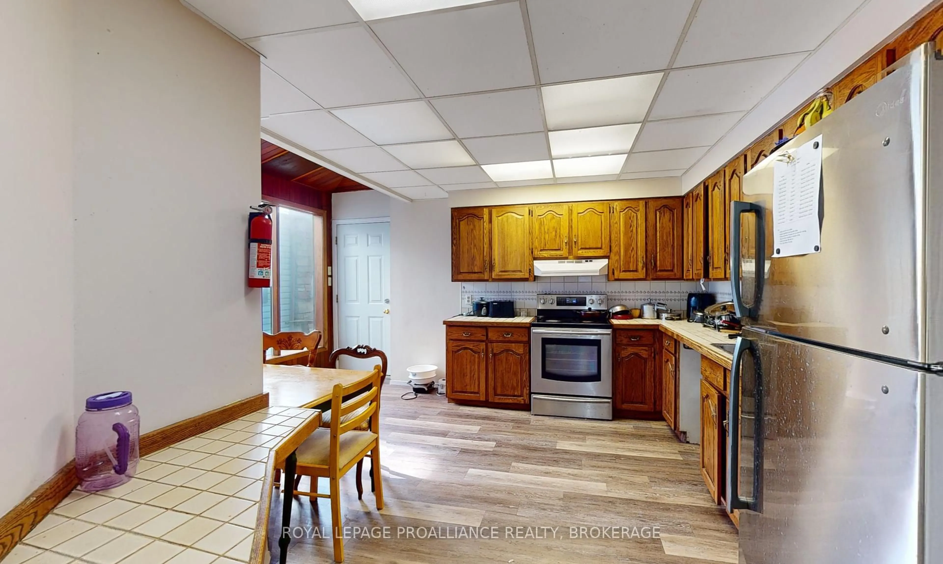 Standard kitchen, ceramic/tile floor for 271-273 Rideau St, Kingston Ontario K7K 3A7
