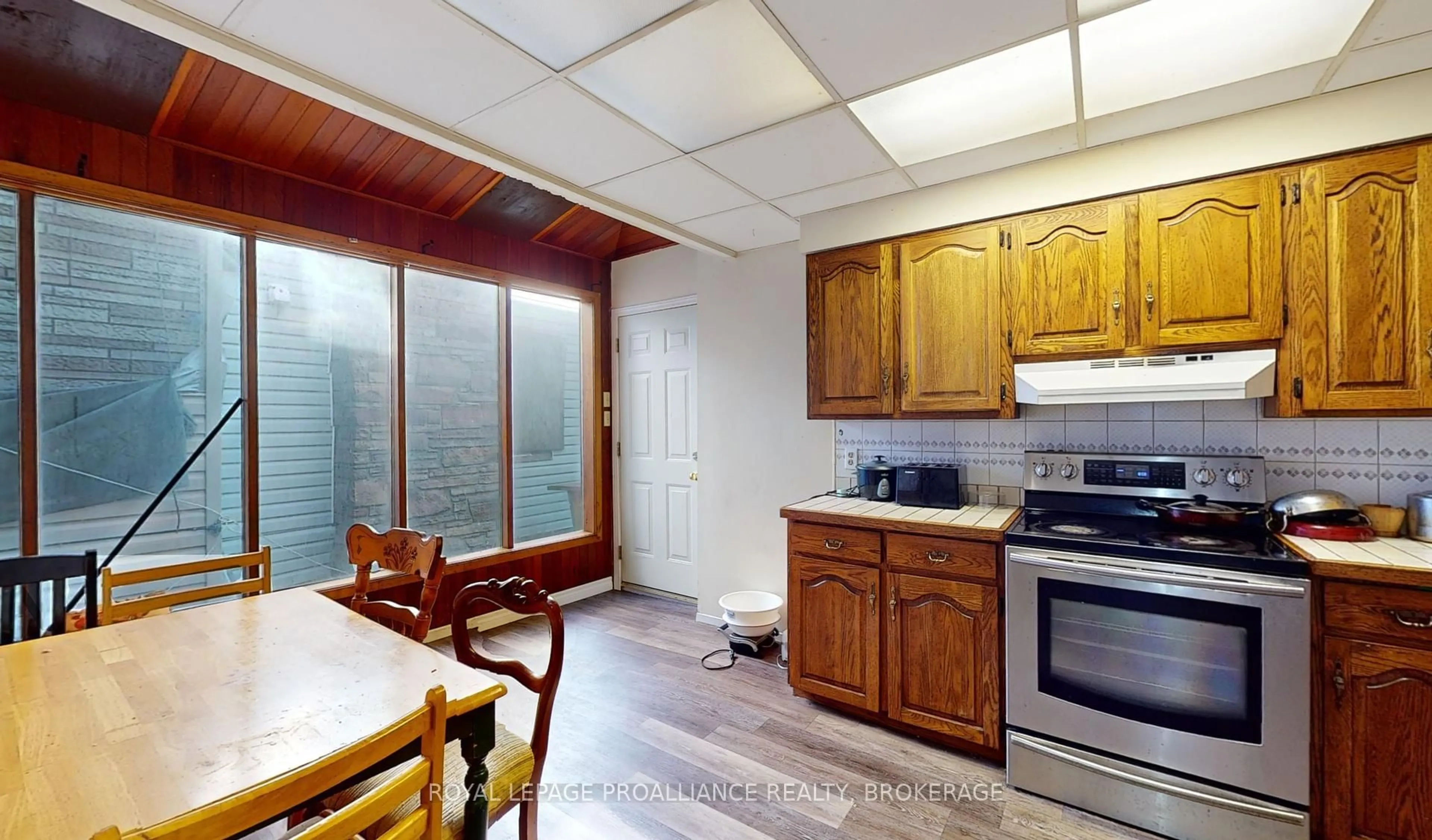 Standard kitchen, unknown for 271-273 Rideau St, Kingston Ontario K7K 3A7