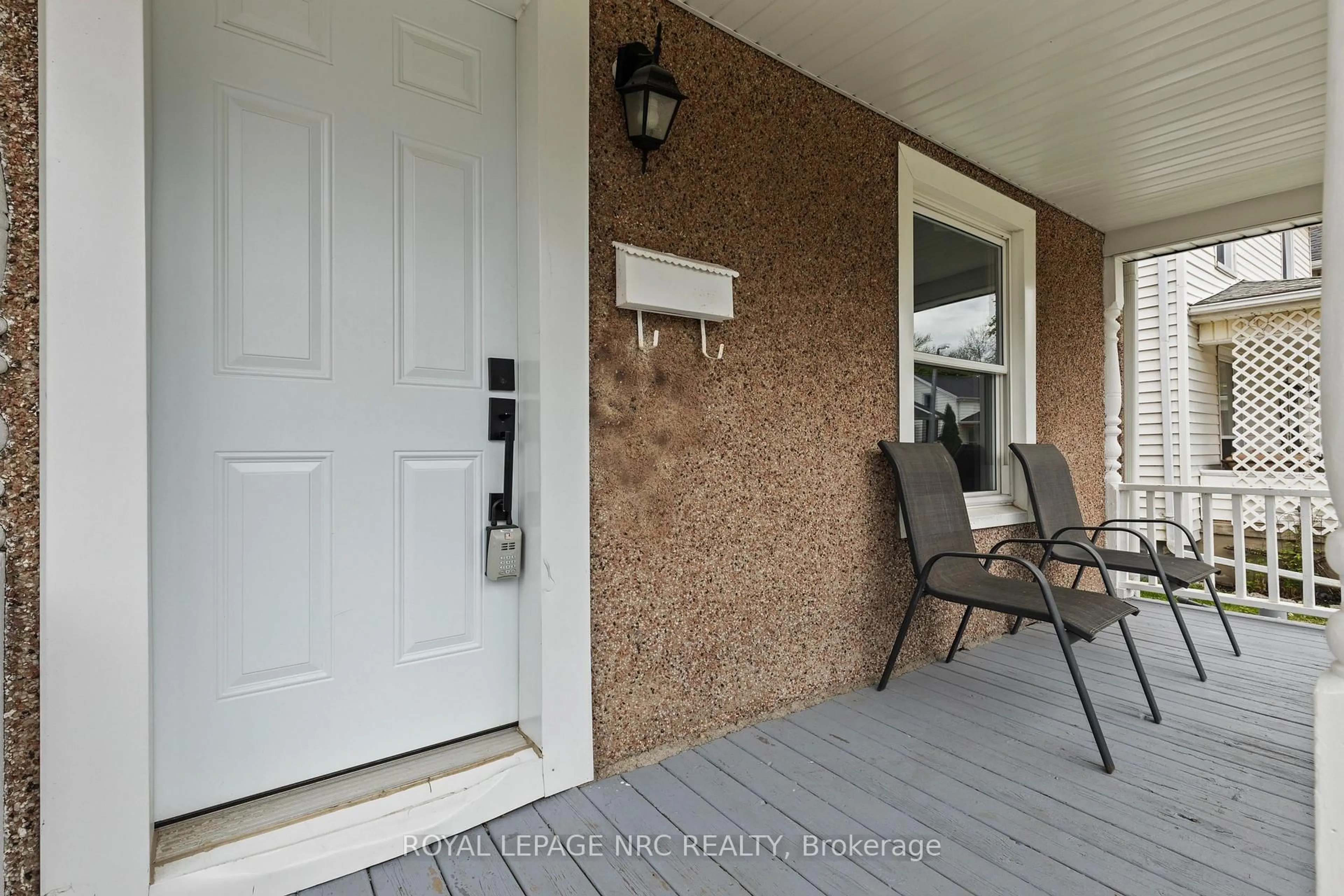 Indoor entryway for 12 Elmview St, Welland Ontario L3C 4K5