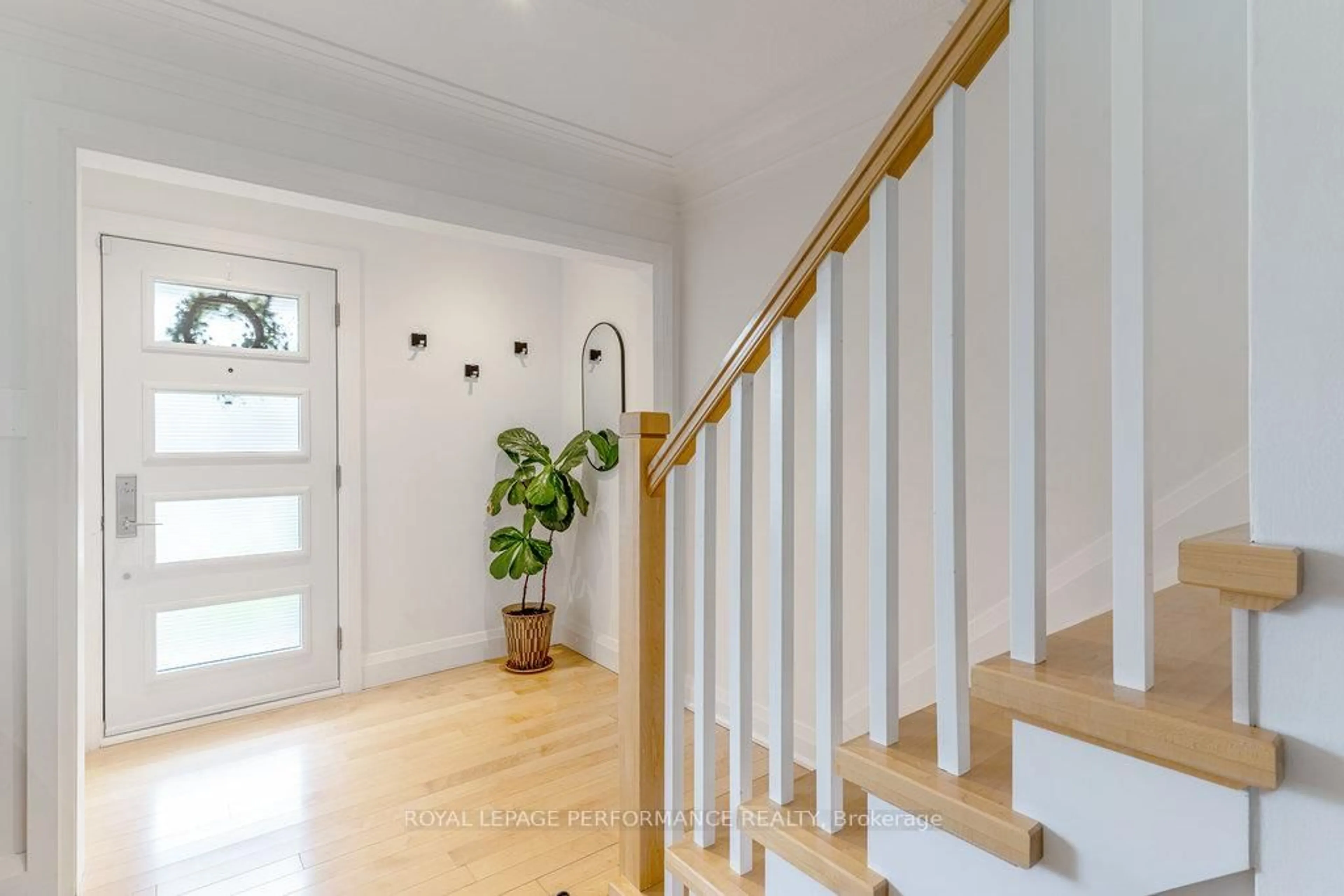 Indoor entryway for 462 Dawson Ave, Ottawa Ontario K1Z 5V7