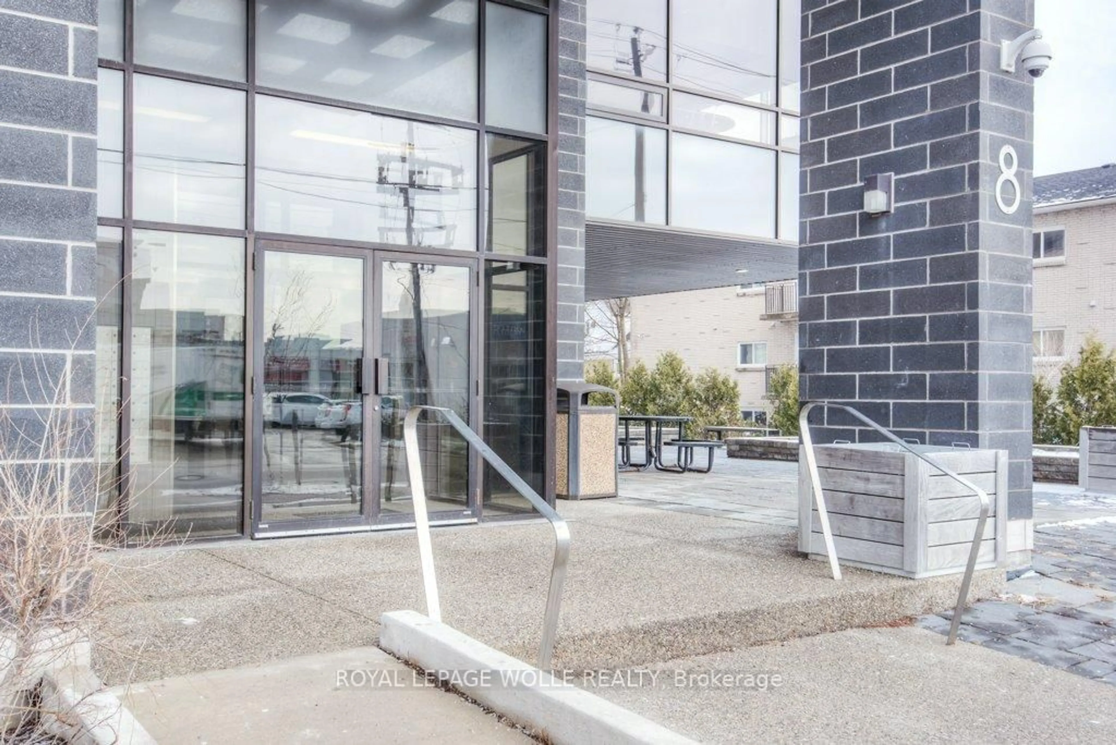 Indoor foyer for 8 Hickory St #304, Waterloo Ontario N2L 3H6