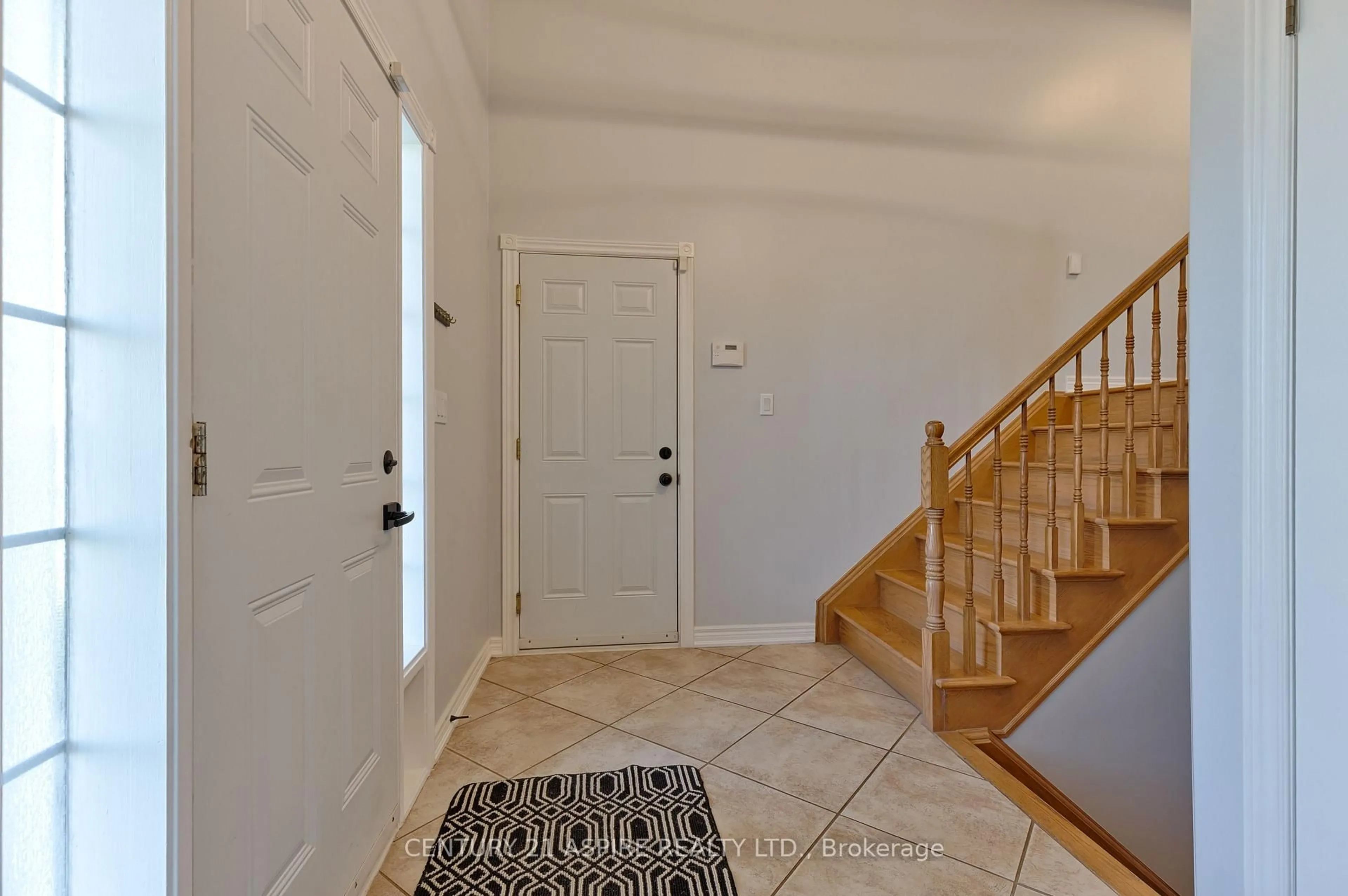 Indoor entryway for 639 Fairview Ave, Pembroke Ontario K8A 8N4