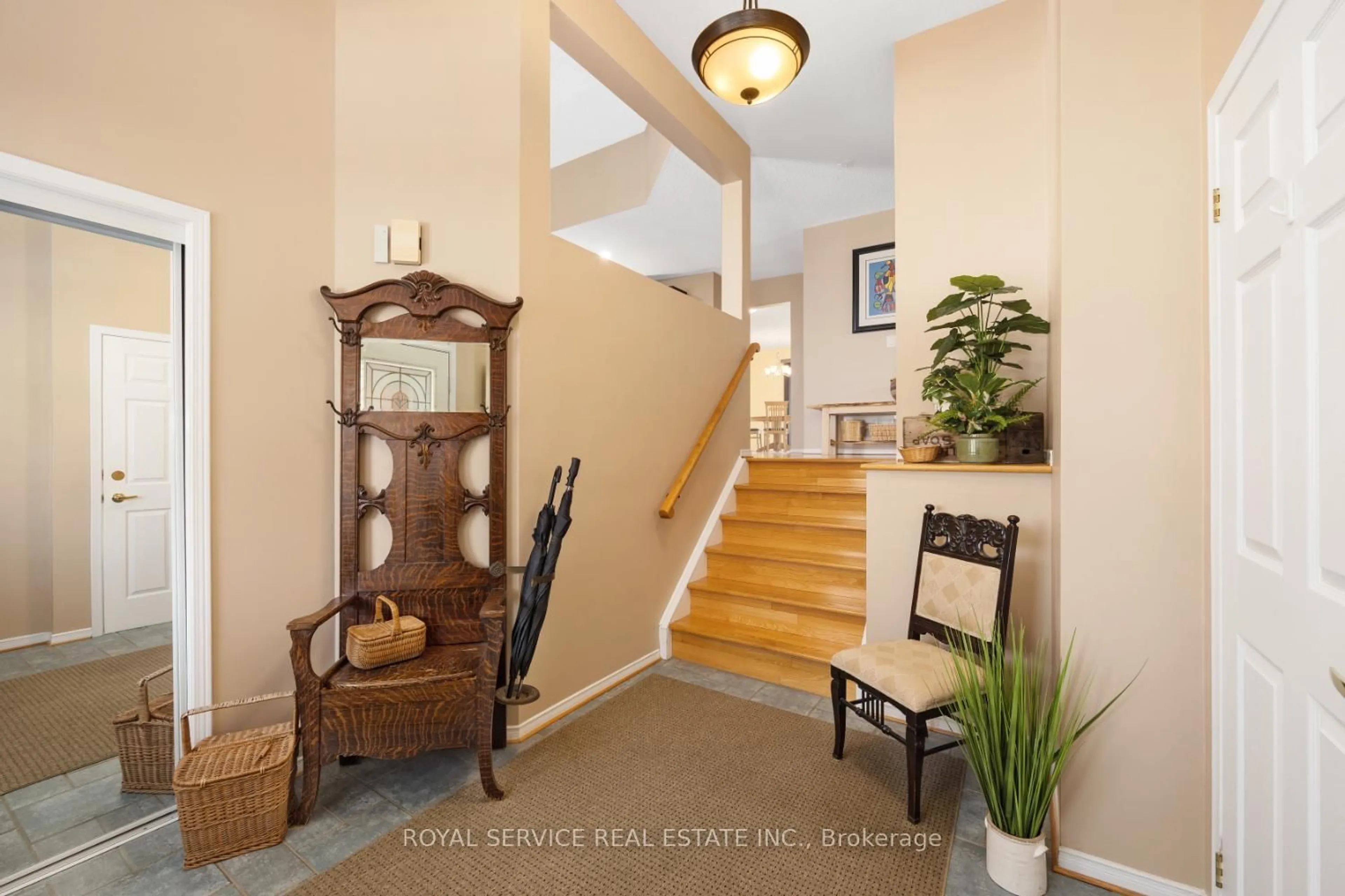 Indoor foyer for 1446 Glenforest Cres, Peterborough West Ontario K9K 2J2