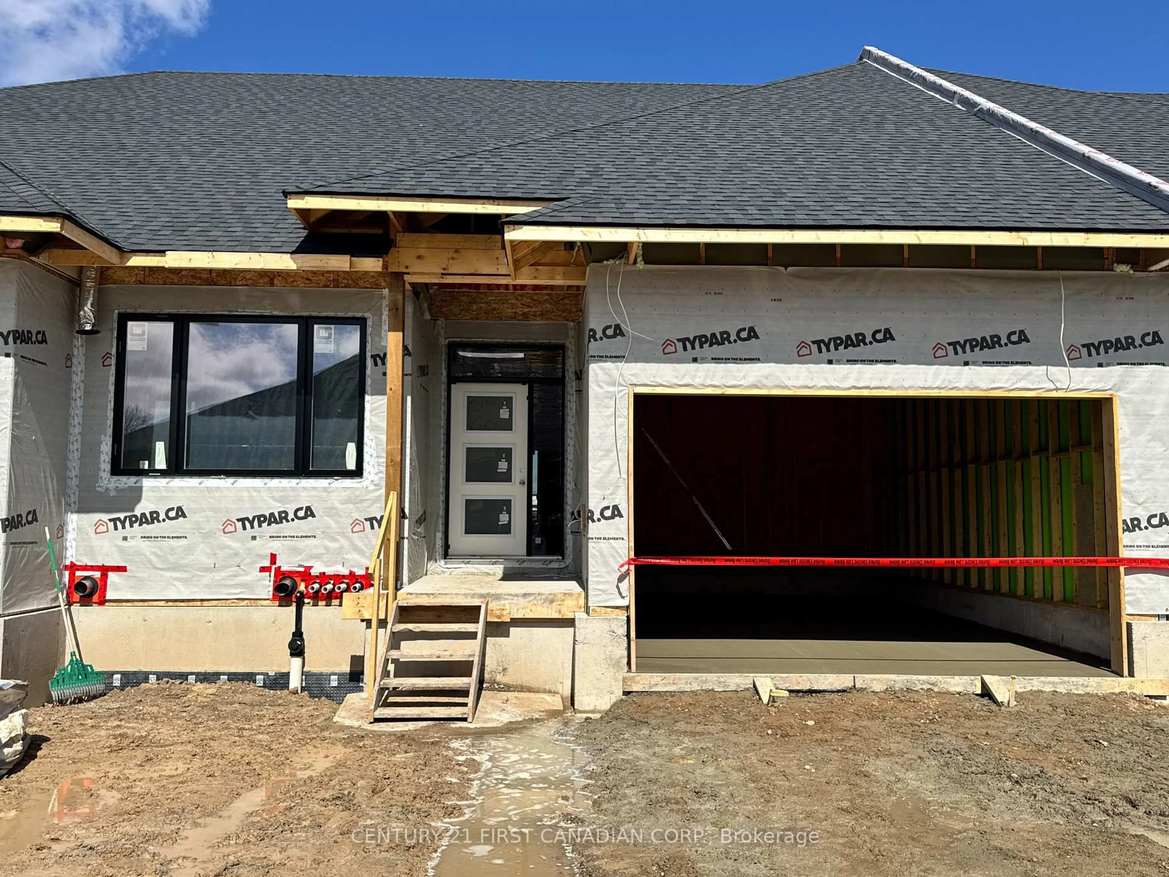 Home with vinyl exterior material, building for 32 Postma Cres #6, North Middlesex Ontario N0M 1A0
