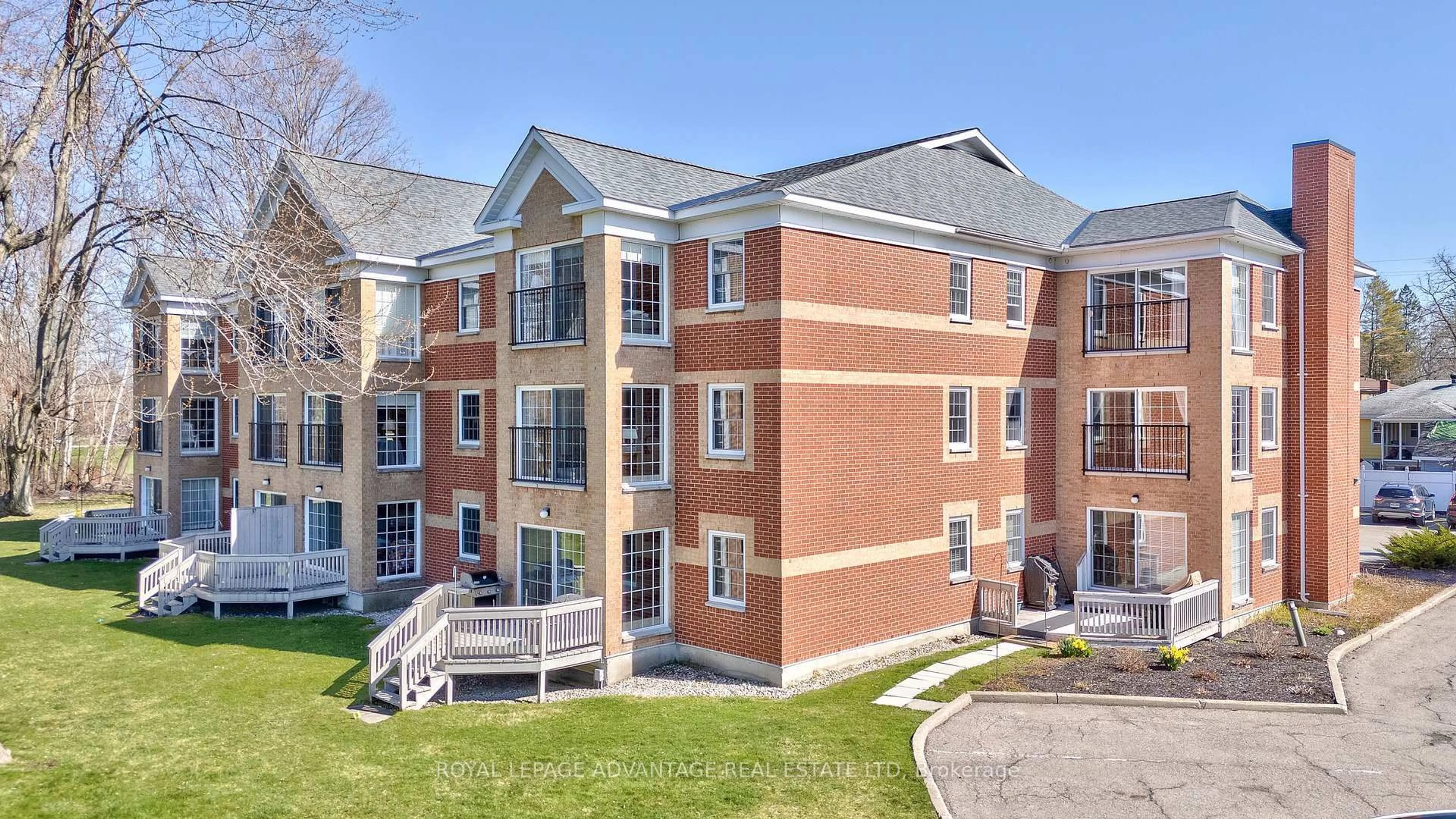 A pic from outside/outdoor area/front of a property/back of a property/a pic from drone, building for 19 JOHN St #203, Perth Ontario K7H 1T8