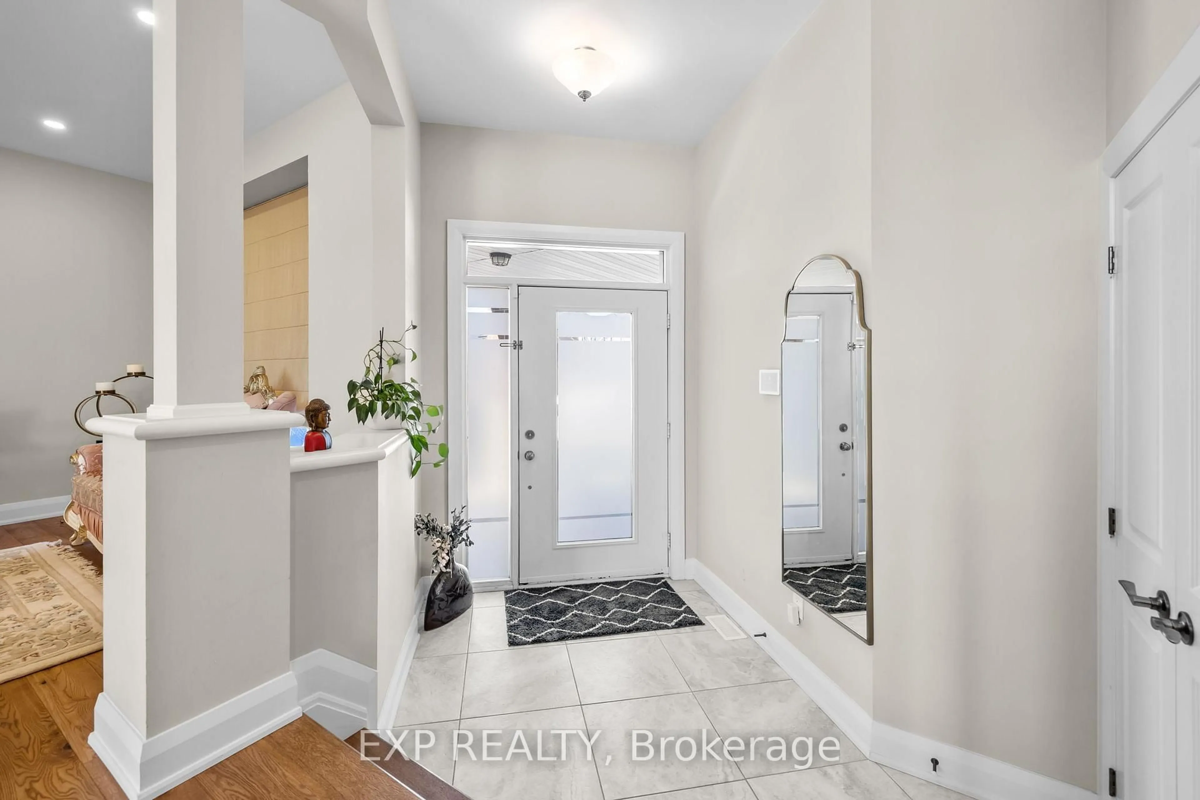 Indoor entryway for 320 Serenade Cres, Ottawa Ontario K1X 0B9