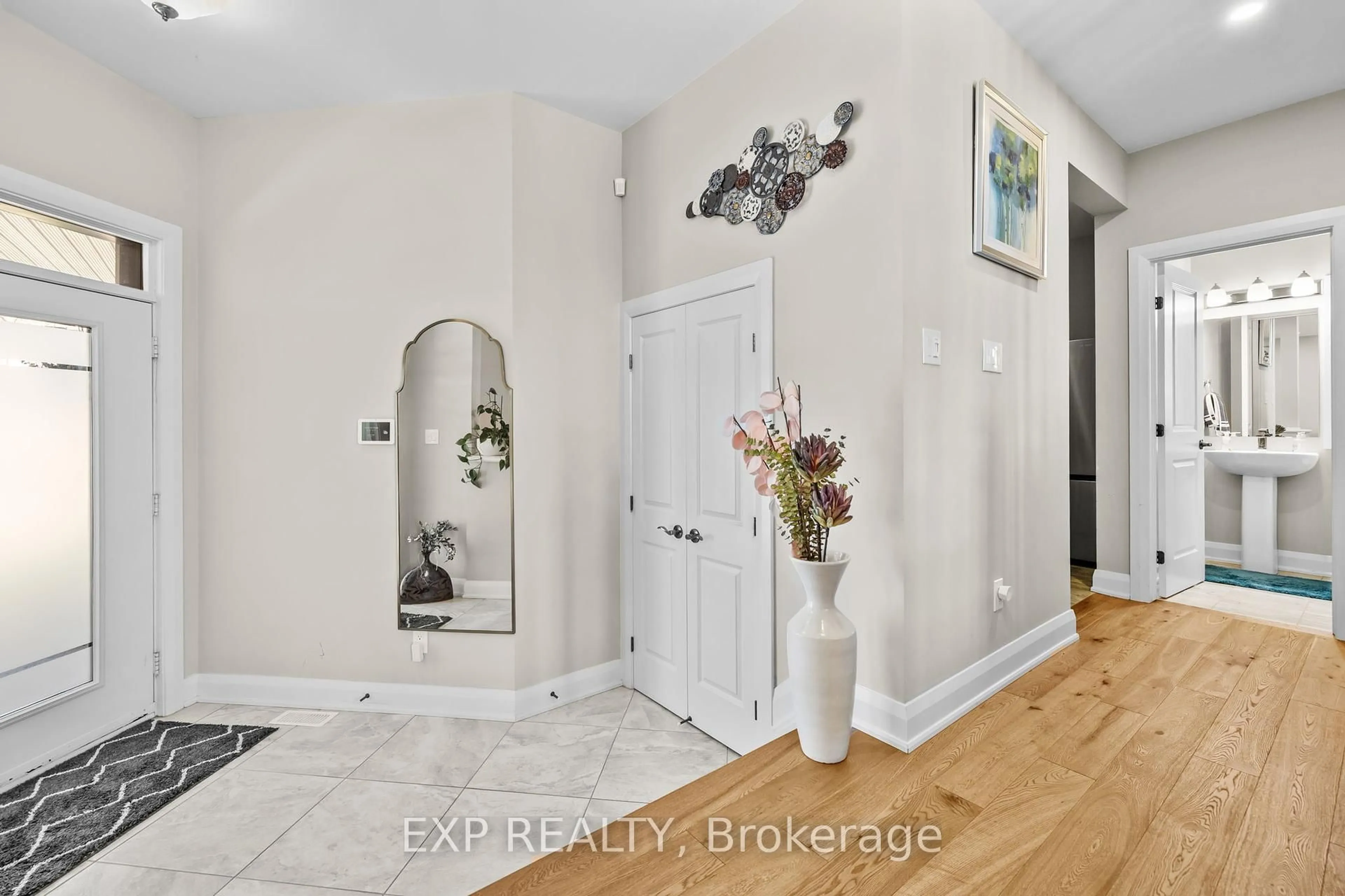 Indoor entryway for 320 Serenade Cres, Ottawa Ontario K1X 0B9