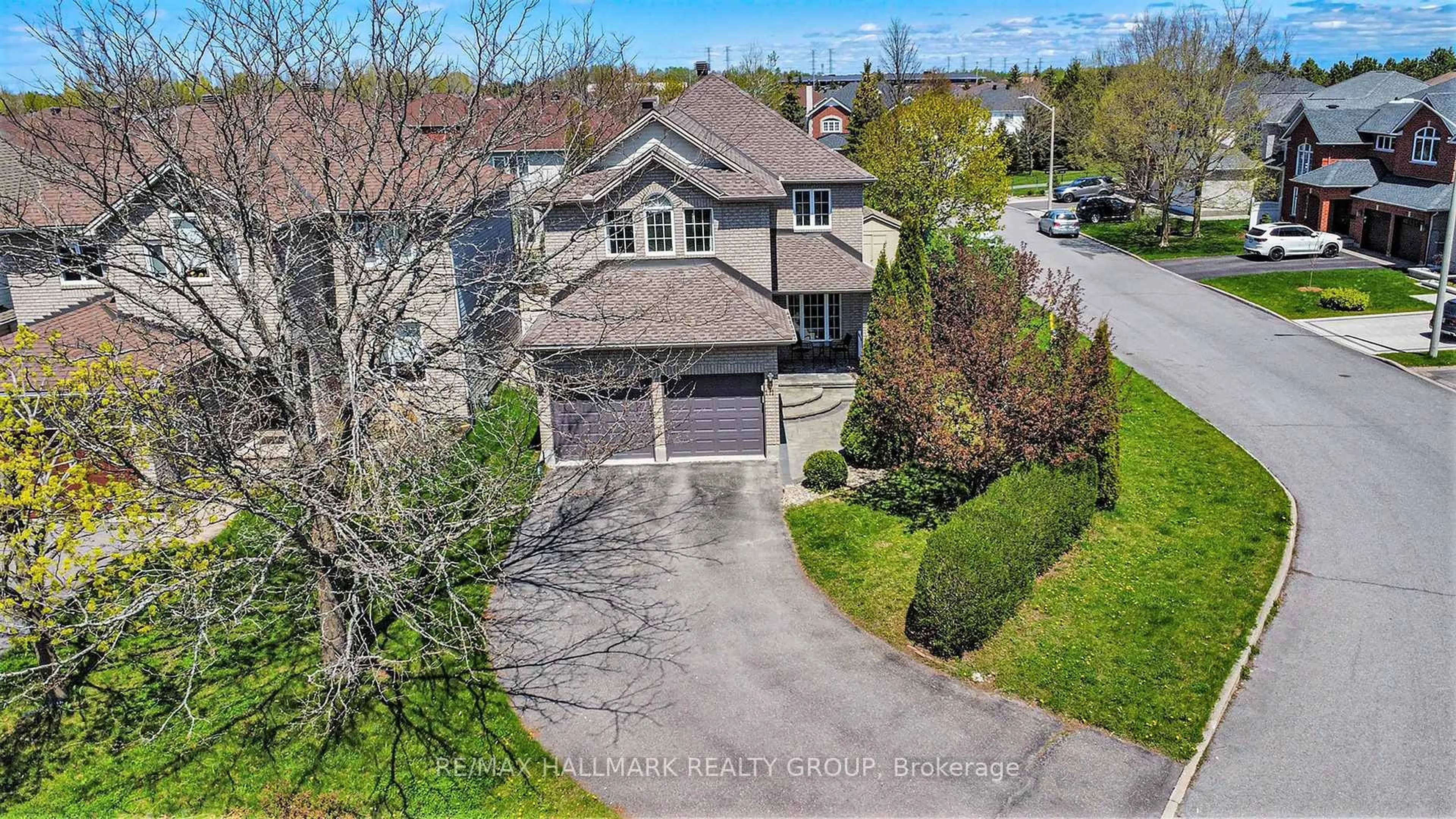 A pic from outside/outdoor area/front of a property/back of a property/a pic from drone, street for 171 Allanford Ave, Ottawa Ontario K1T 3Y4