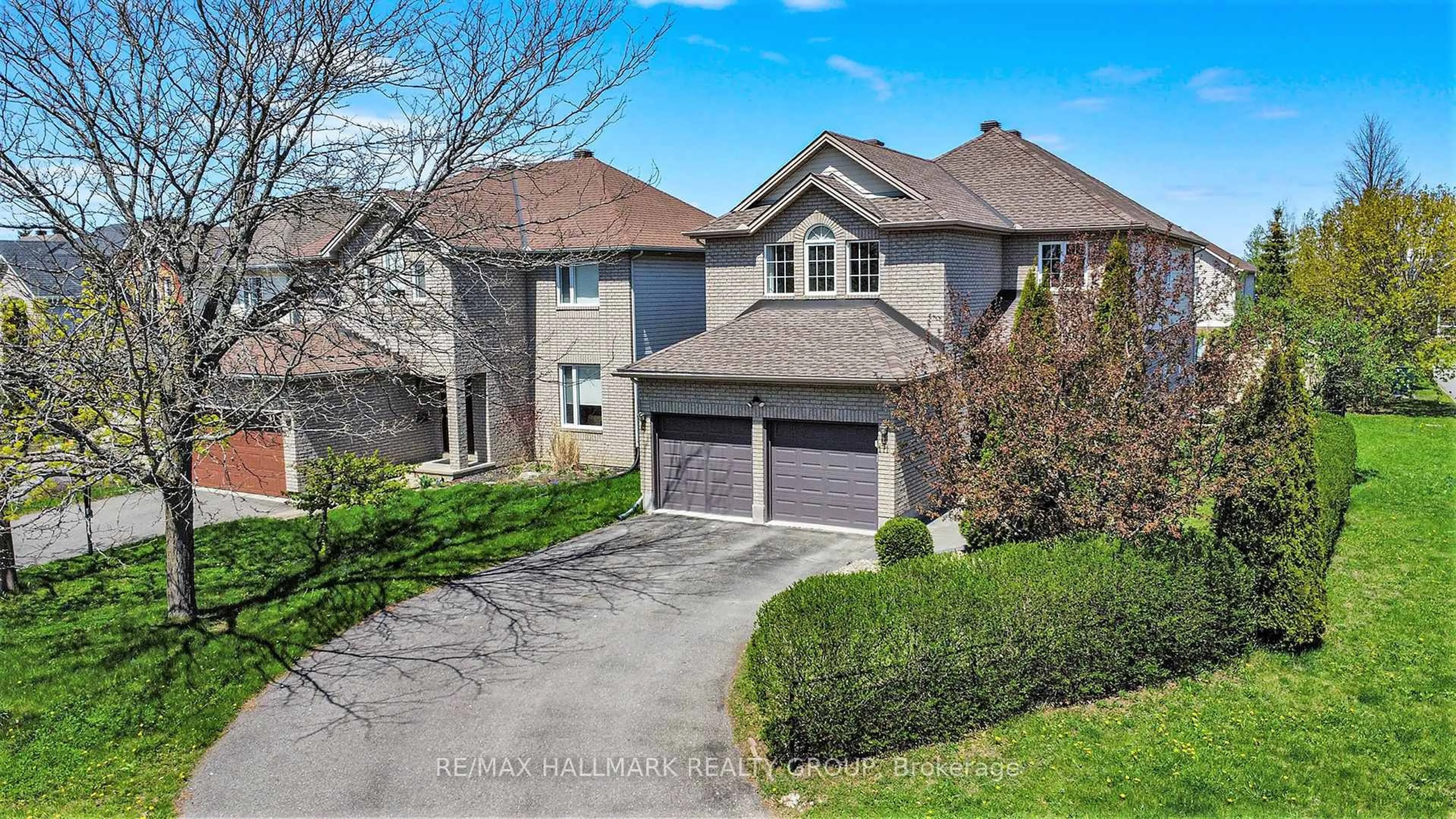 A pic from outside/outdoor area/front of a property/back of a property/a pic from drone, street for 171 Allanford Ave, Ottawa Ontario K1T 3Y4
