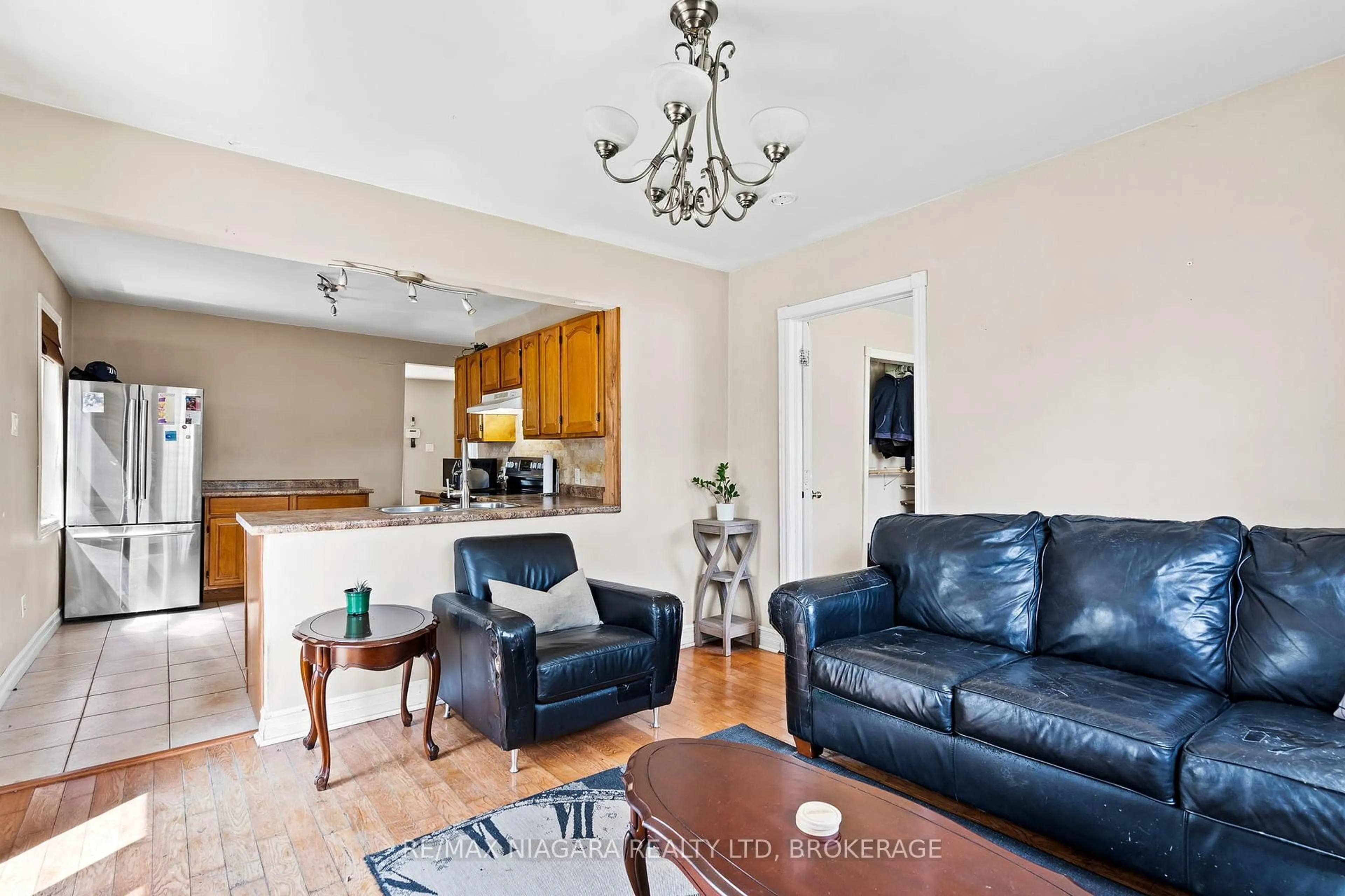 Living room with furniture, unknown for 317 Simpson Ave, Welland Ontario L3B 4Y7