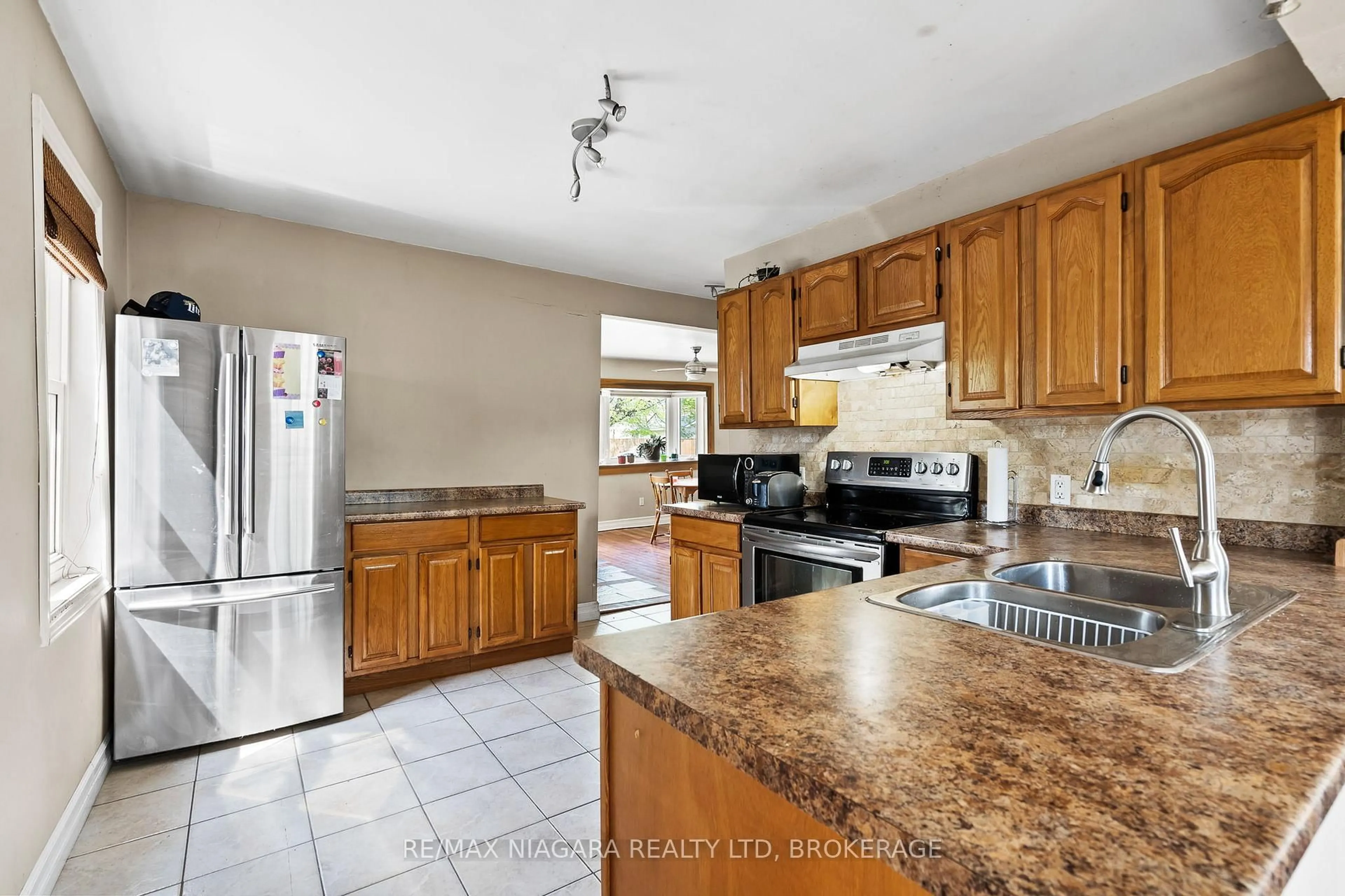 Standard kitchen, ceramic/tile floor for 317 Simpson Ave, Welland Ontario L3B 4Y7