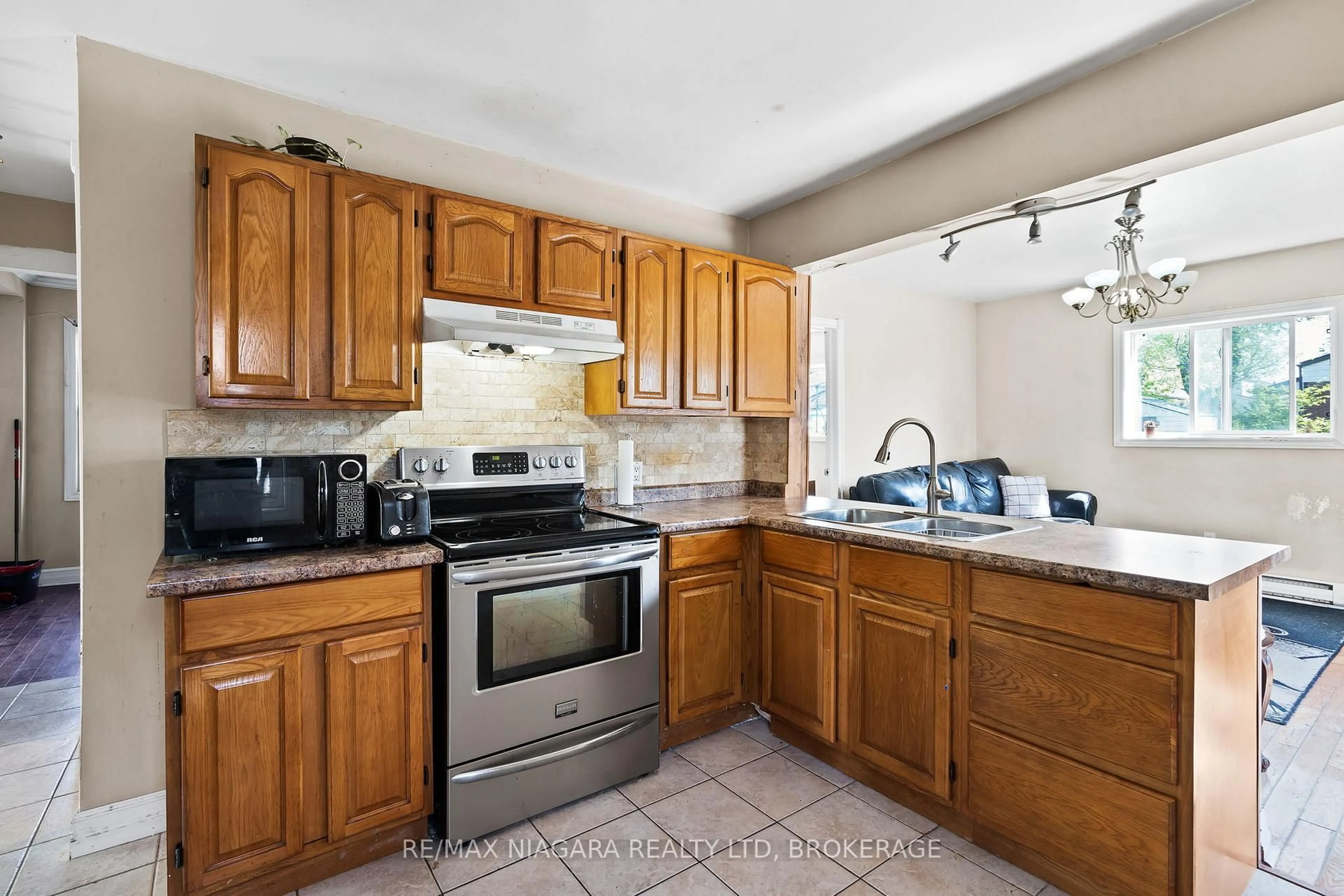 Standard kitchen, unknown for 317 Simpson Ave, Welland Ontario L3B 4Y7