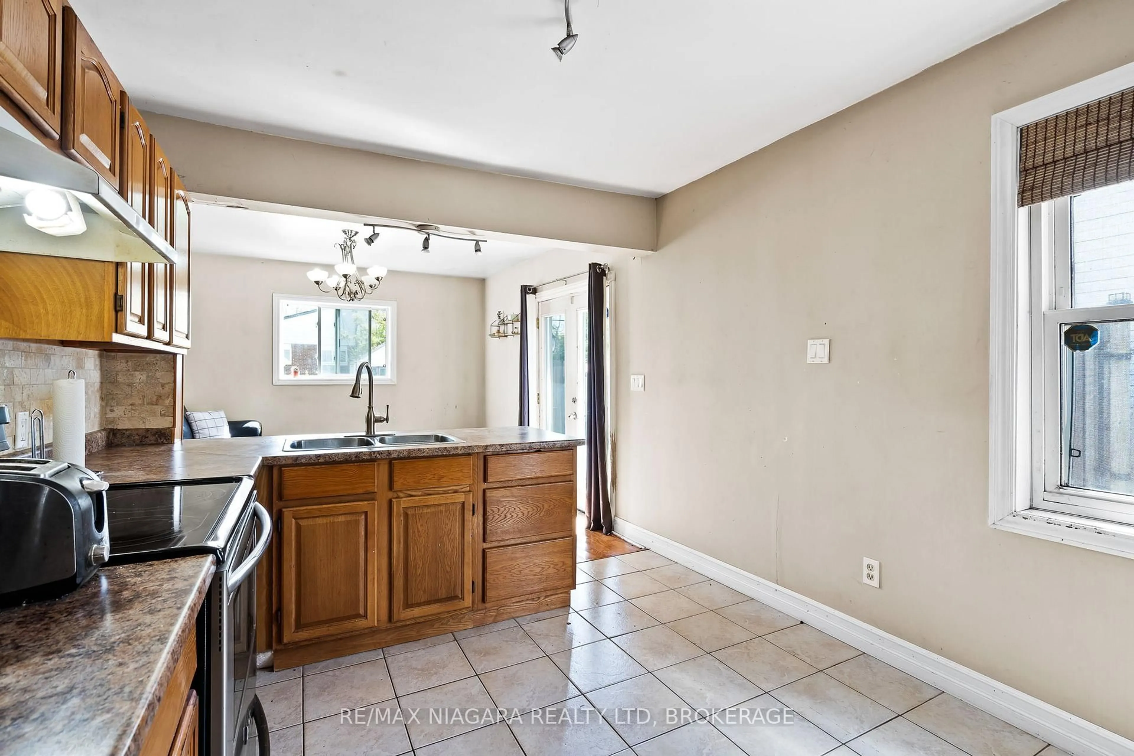 Open concept kitchen, ceramic/tile floor for 317 Simpson Ave, Welland Ontario L3B 4Y7