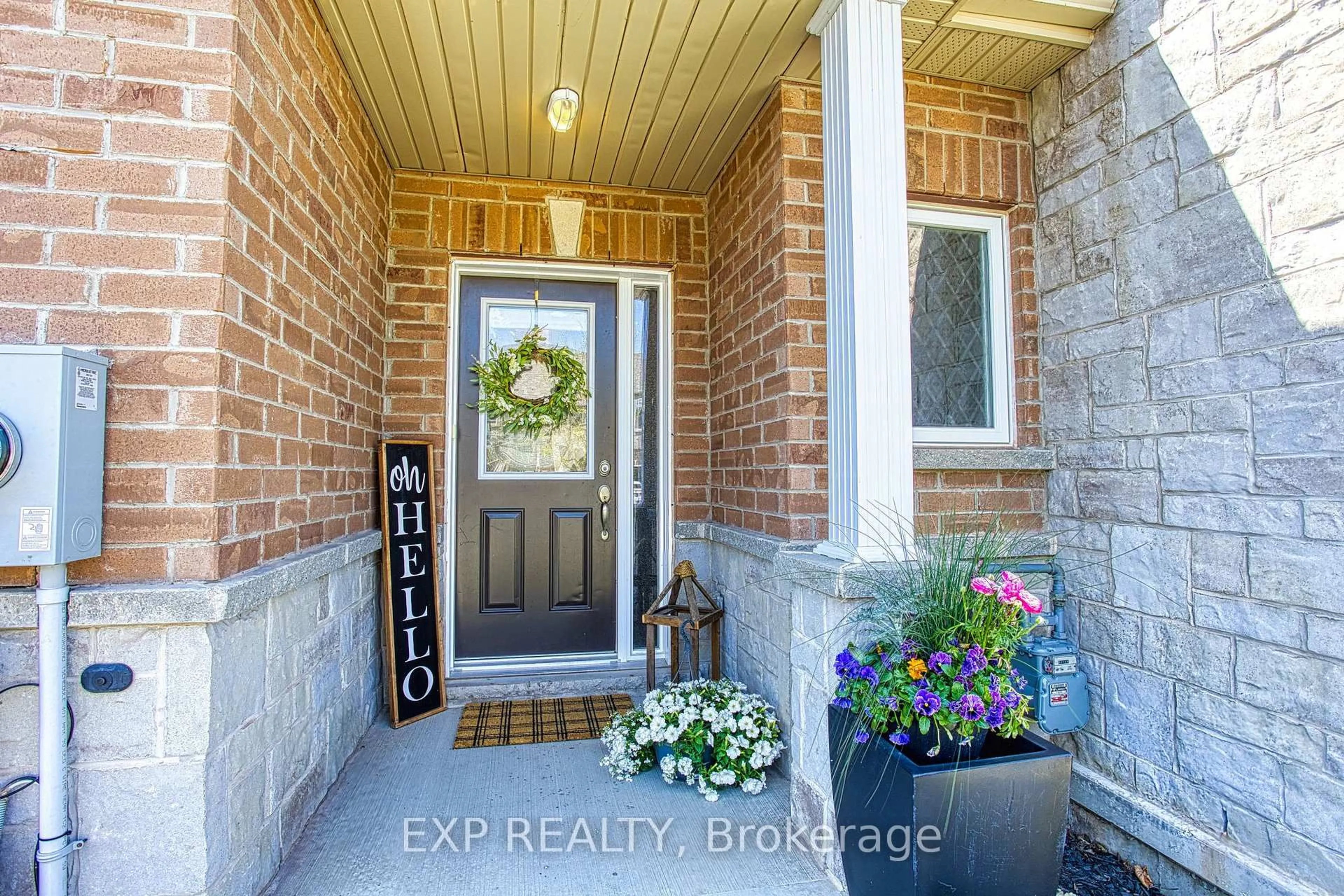 Indoor entryway for 42 Pinot Cres, Hamilton Ontario L8E 0J8