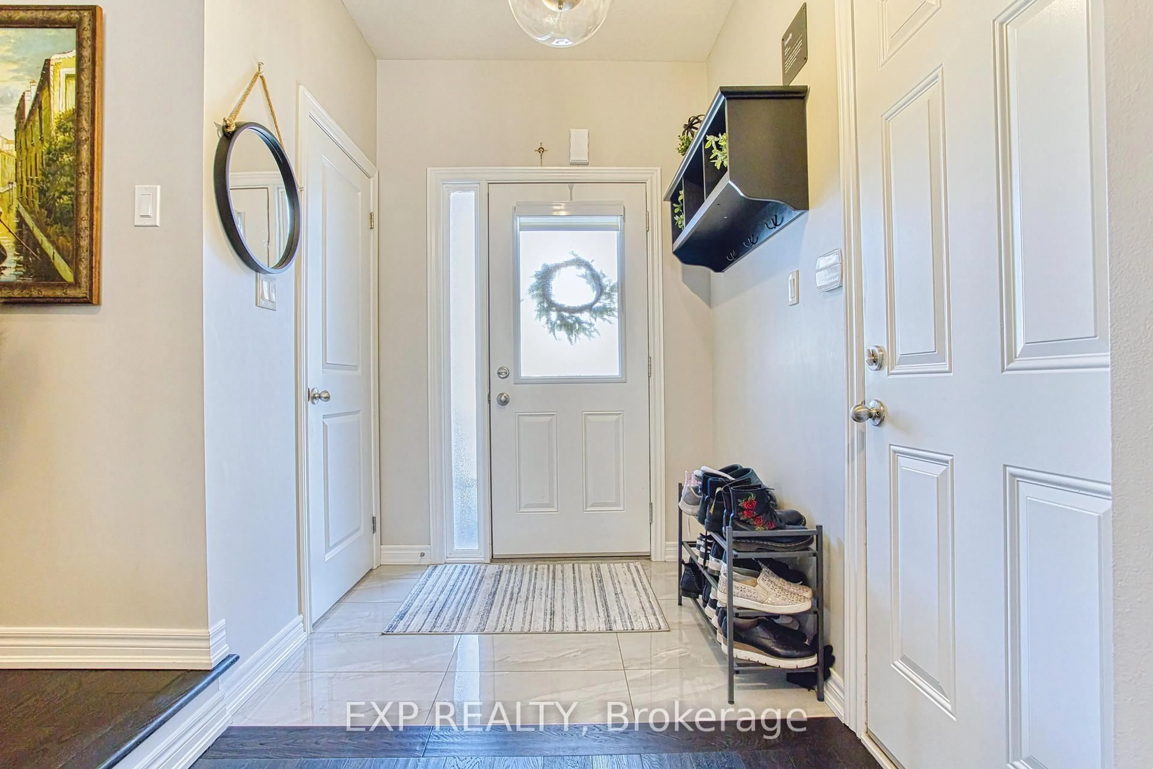 Indoor entryway for 42 Pinot Cres, Hamilton Ontario L8E 0J8