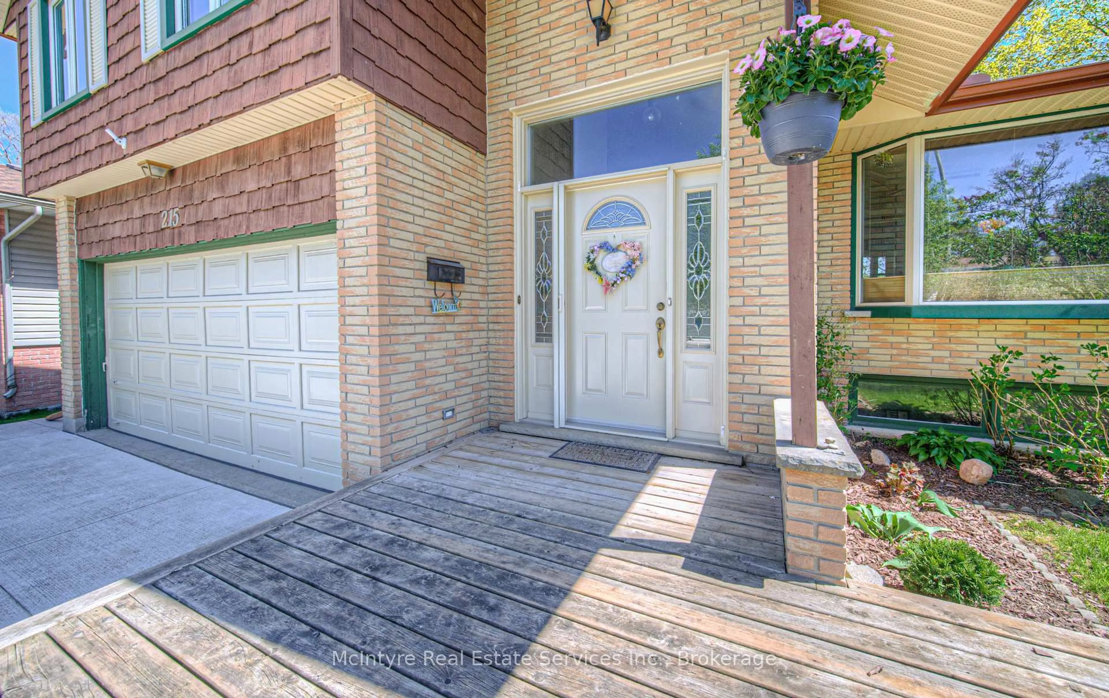Indoor entryway for 215 Southwood Dr, Kitchener Ontario N2E 2B2