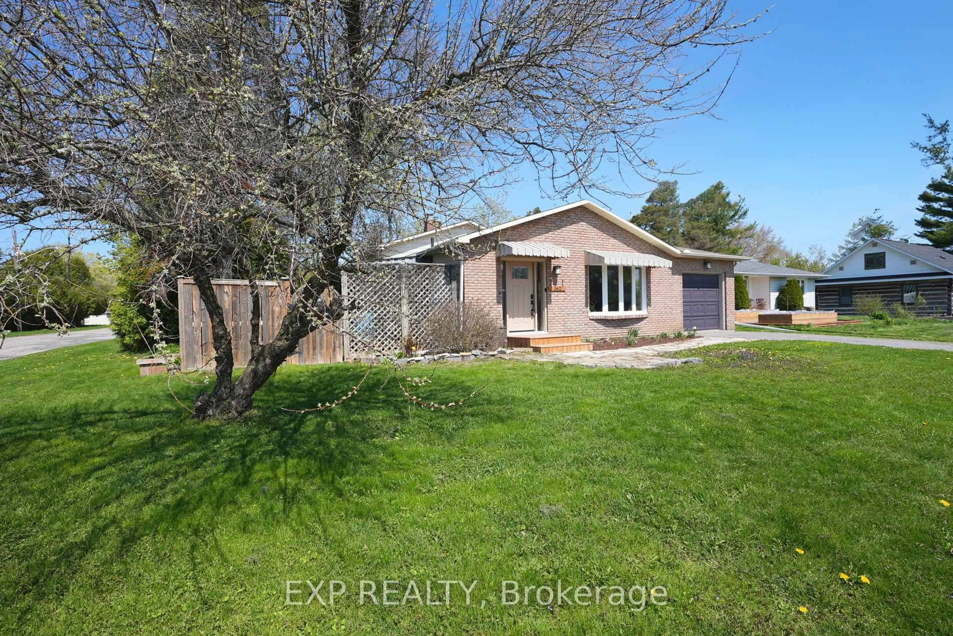 A pic from outside/outdoor area/front of a property/back of a property/a pic from drone, unknown for 362 Hope St, Almonte Ontario K0A 1A0