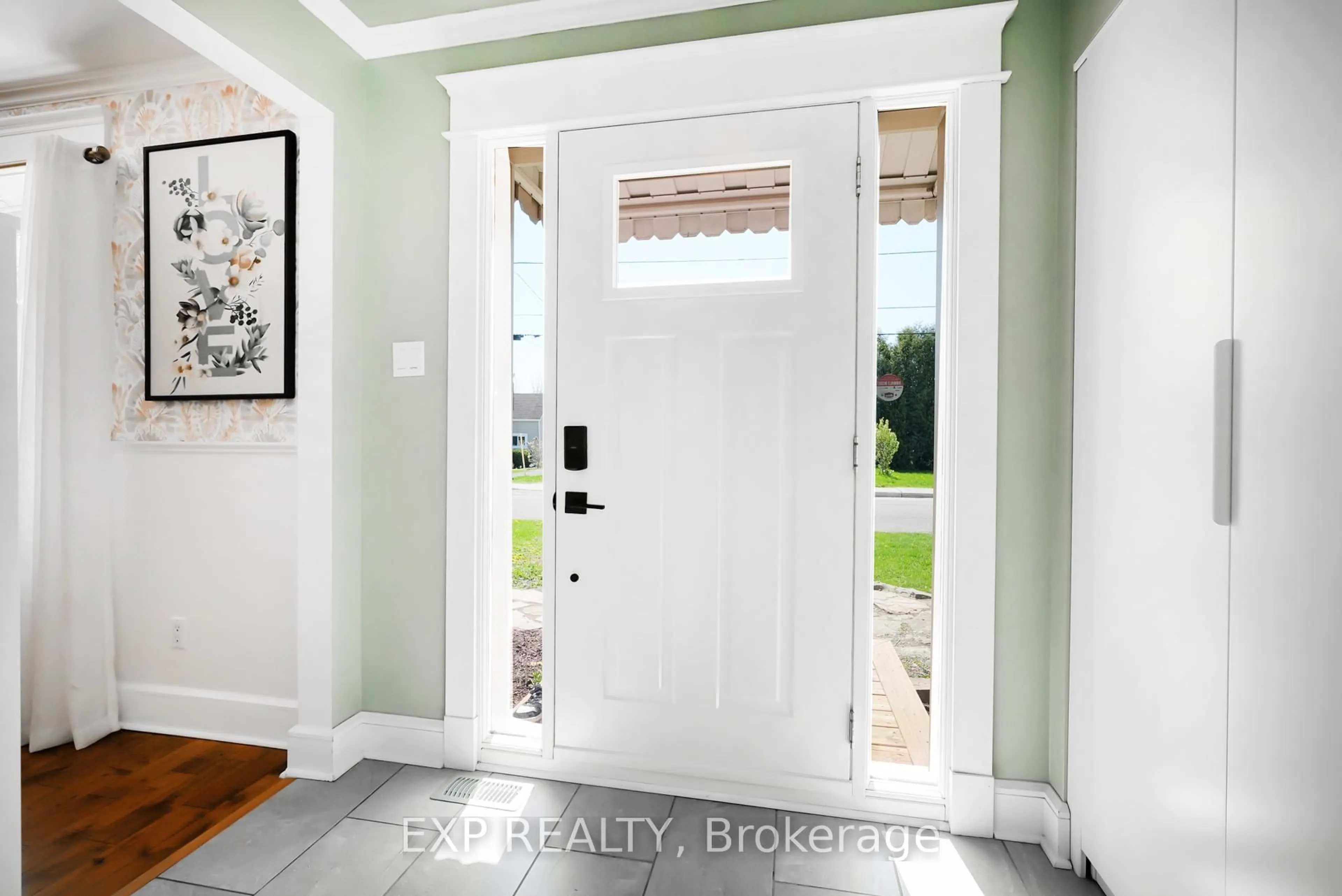 Indoor entryway for 362 Hope St, Almonte Ontario K0A 1A0