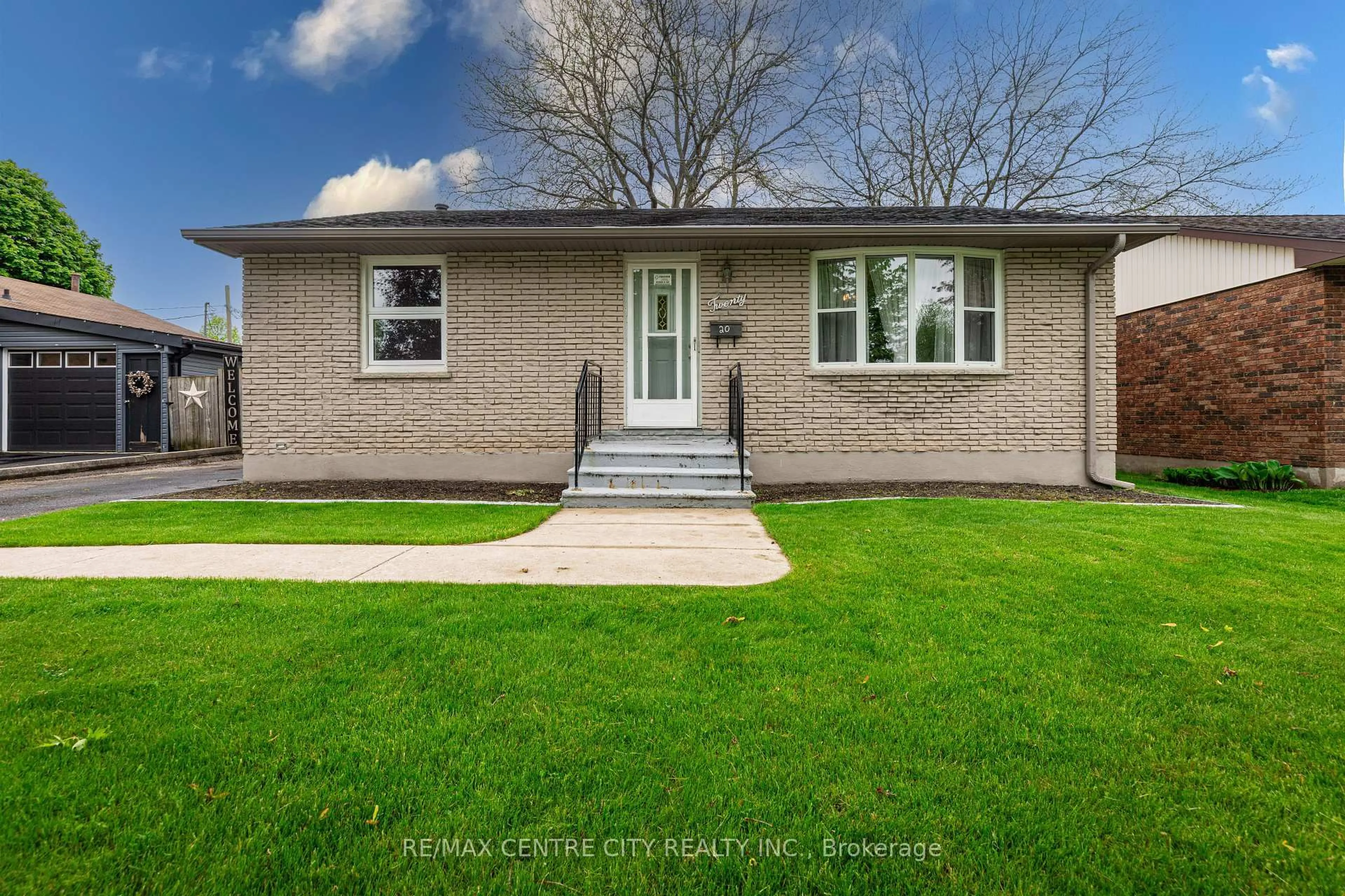 Home with vinyl exterior material, street for 20 CALDWELL St, St. Thomas Ontario N5R 5J2