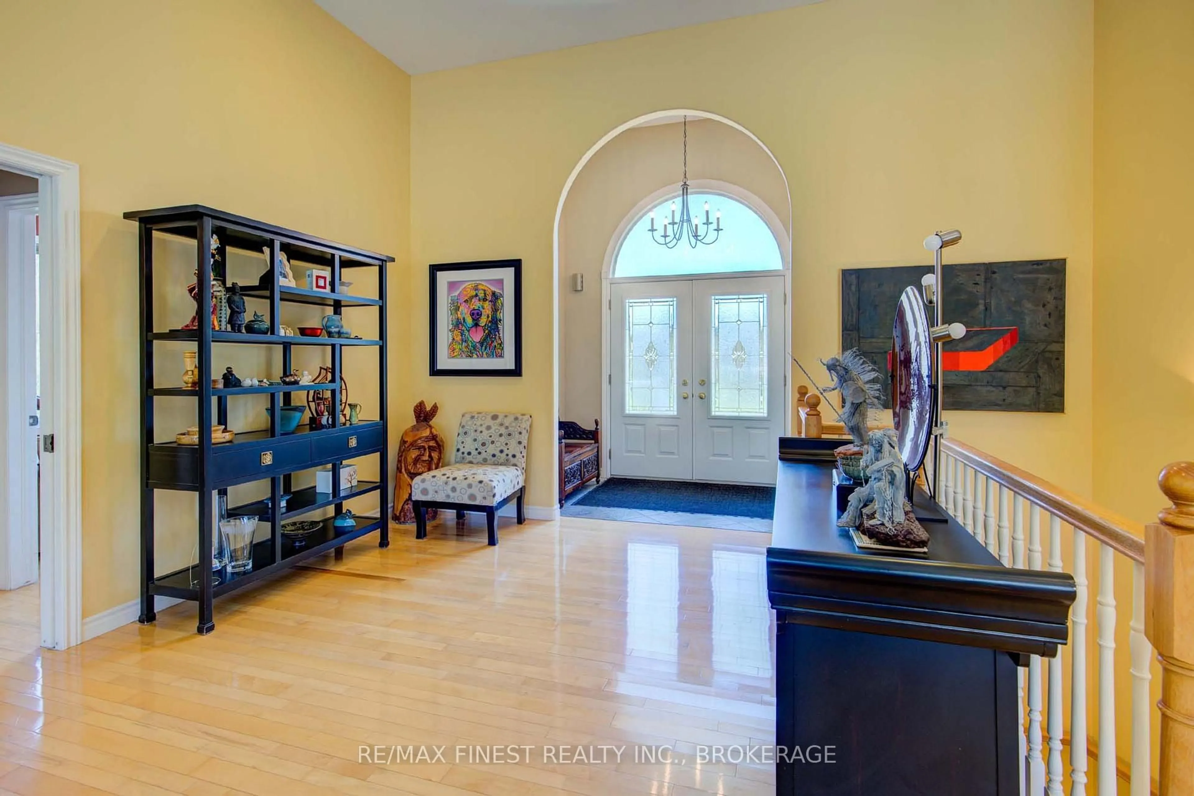 Indoor entryway for 4362 Church St, Sydenham Ontario K0H 2T0