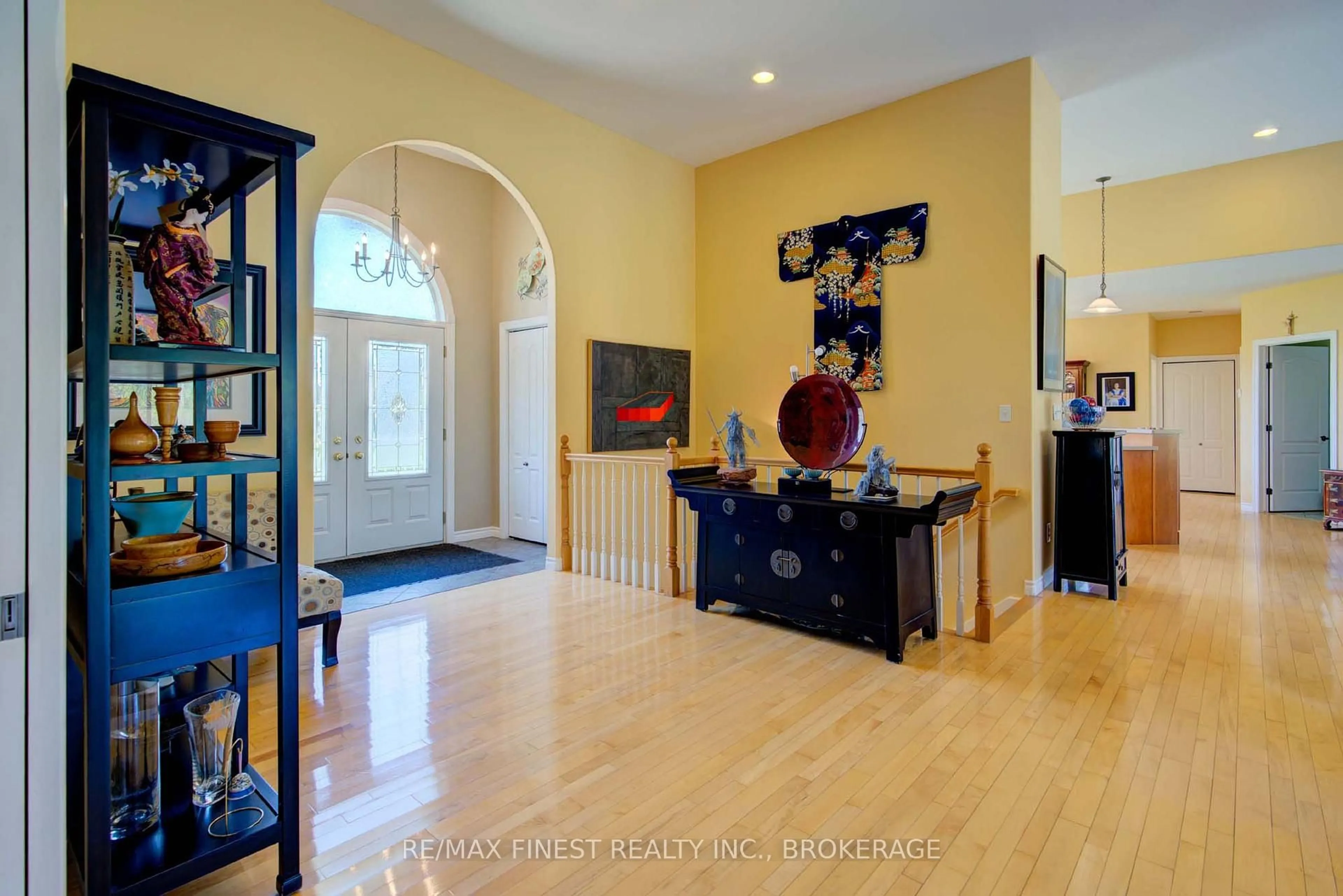 Indoor entryway for 4362 Church St, Sydenham Ontario K0H 2T0