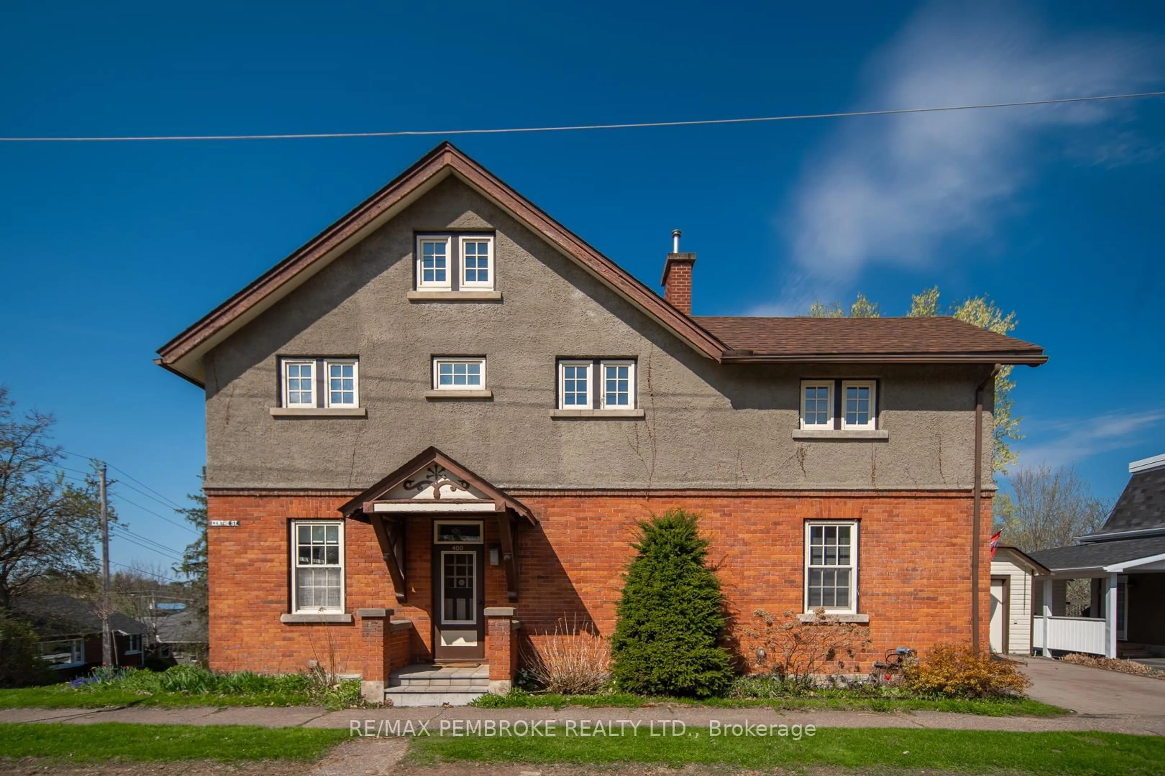 Home with brick exterior material, building for 400 Centre St, Pembroke Ontario K8A 1J5