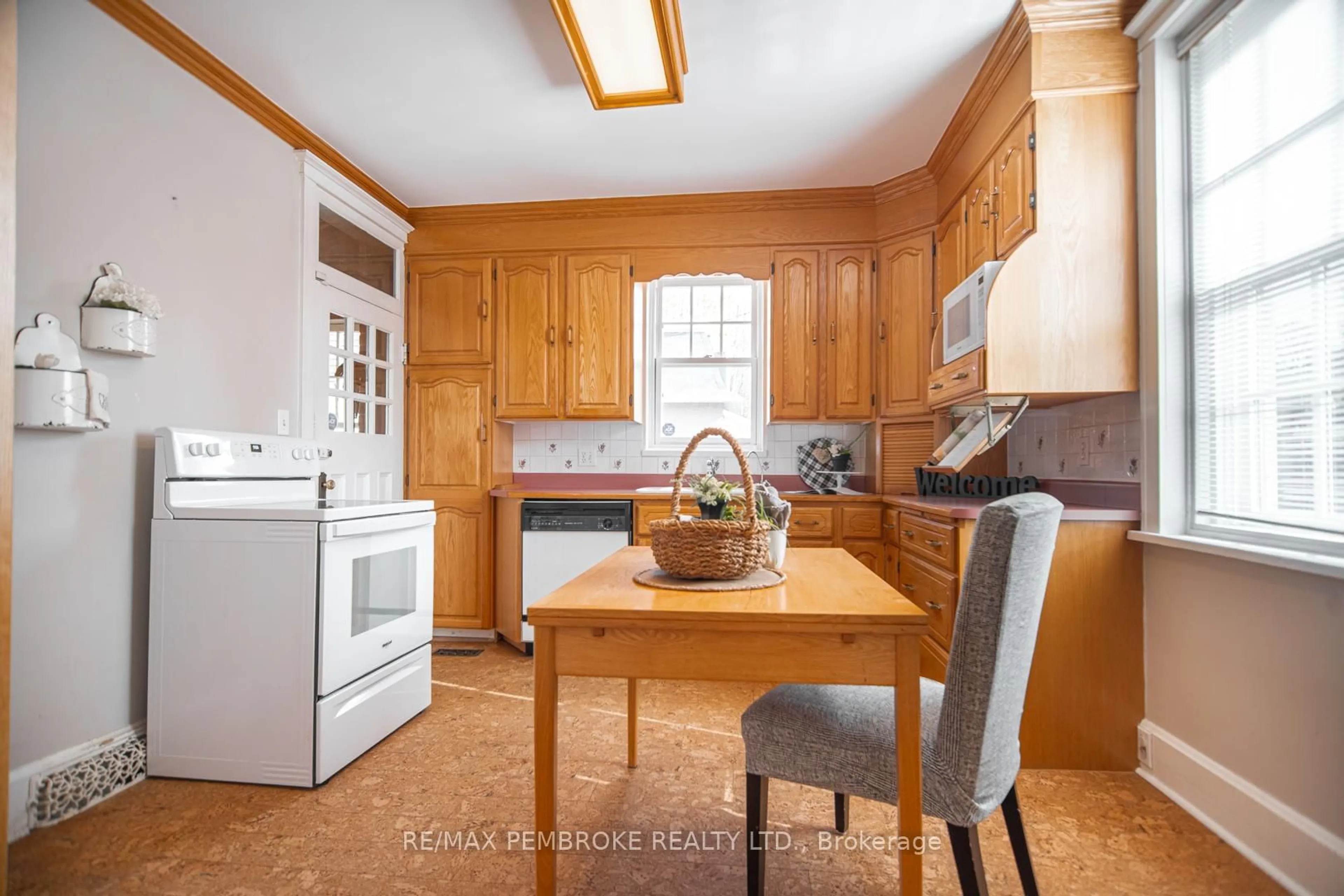 Standard kitchen, unknown for 400 Centre St, Pembroke Ontario K8A 1J5
