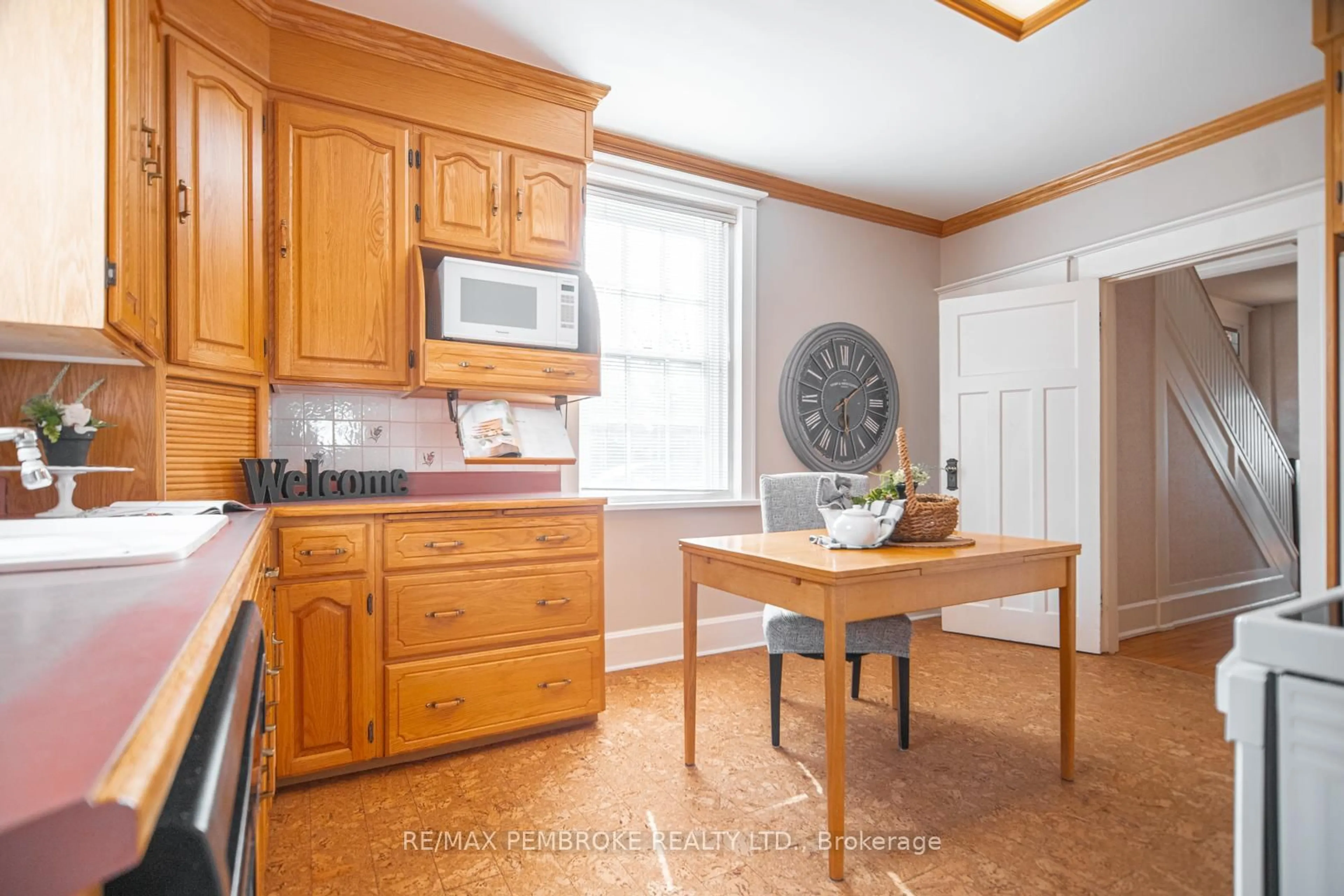 Standard kitchen, unknown for 400 Centre St, Pembroke Ontario K8A 1J5