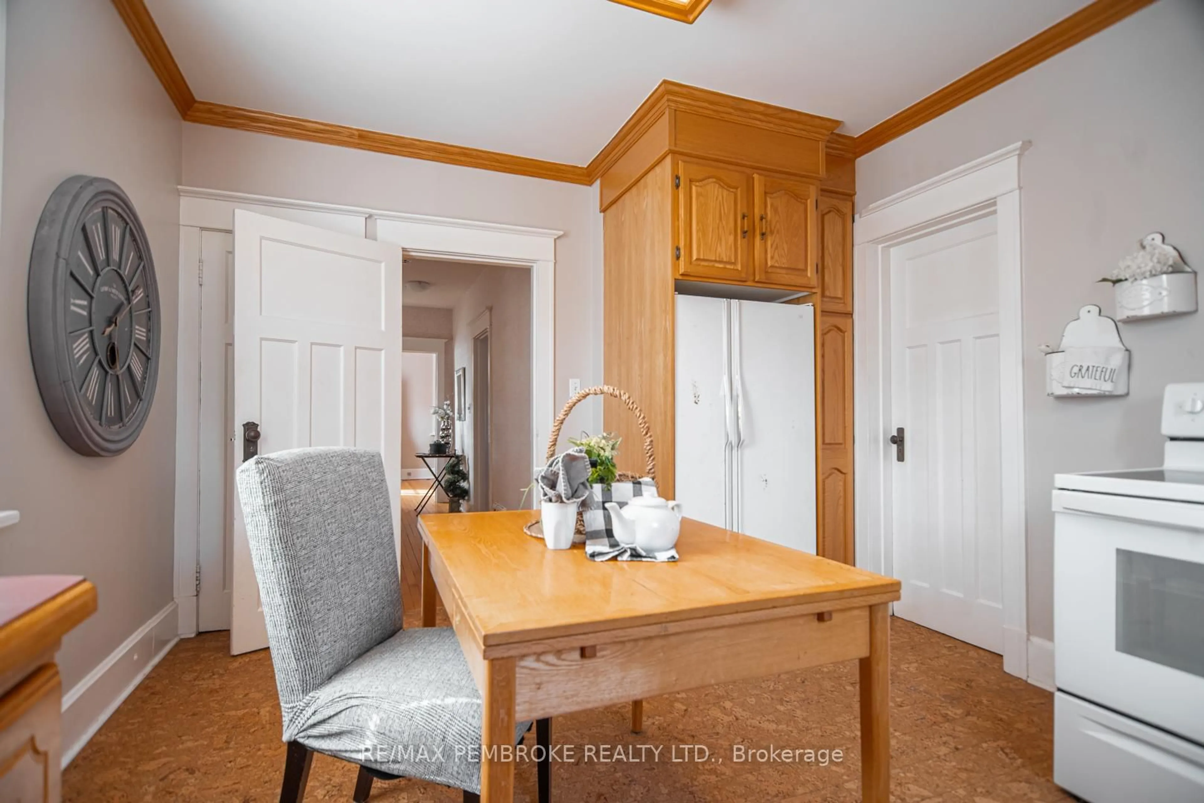 Dining room, wood/laminate floor for 400 Centre St, Pembroke Ontario K8A 1J5
