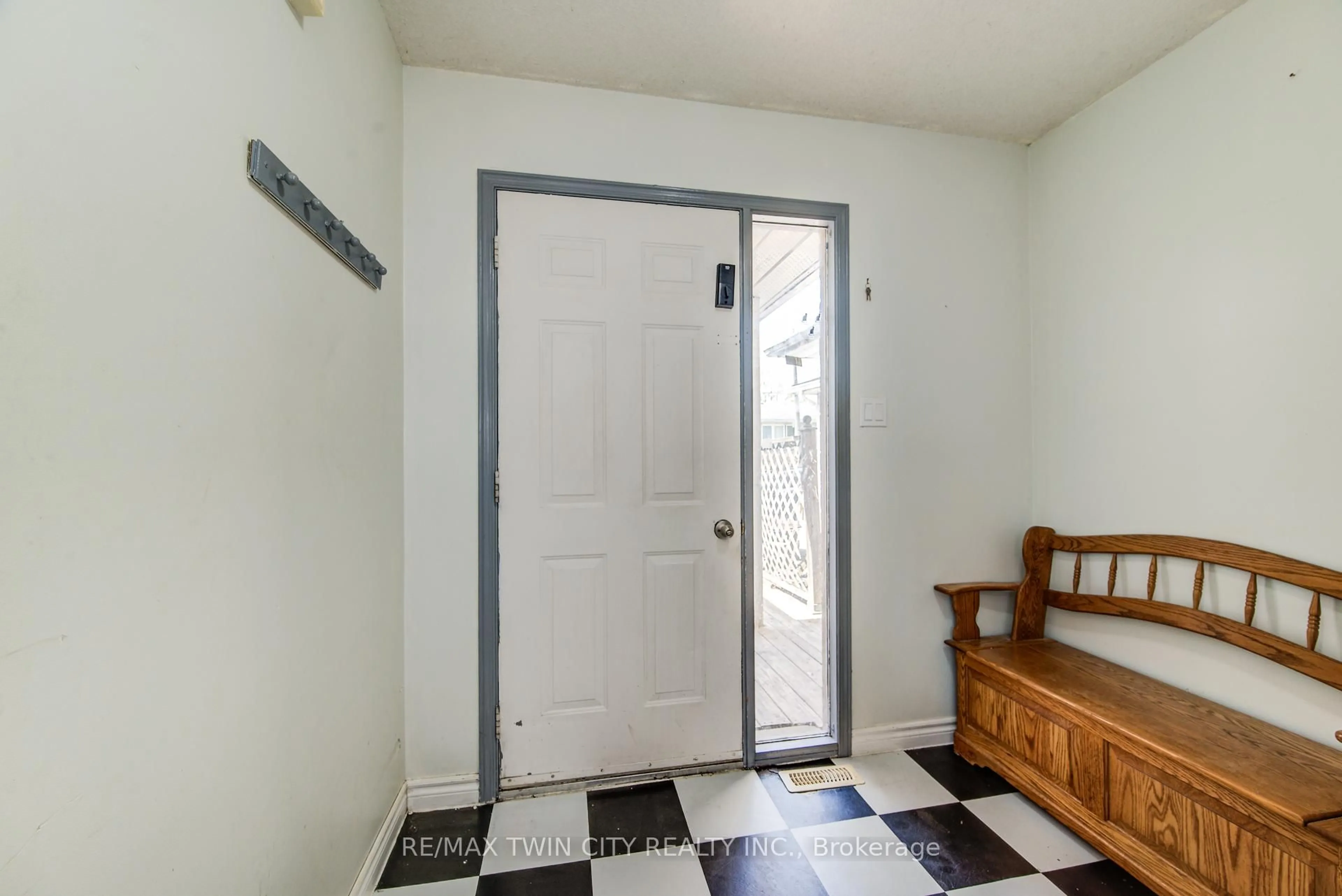 Indoor entryway for 141 Chestnut St, Cambridge Ontario N3H 2J9
