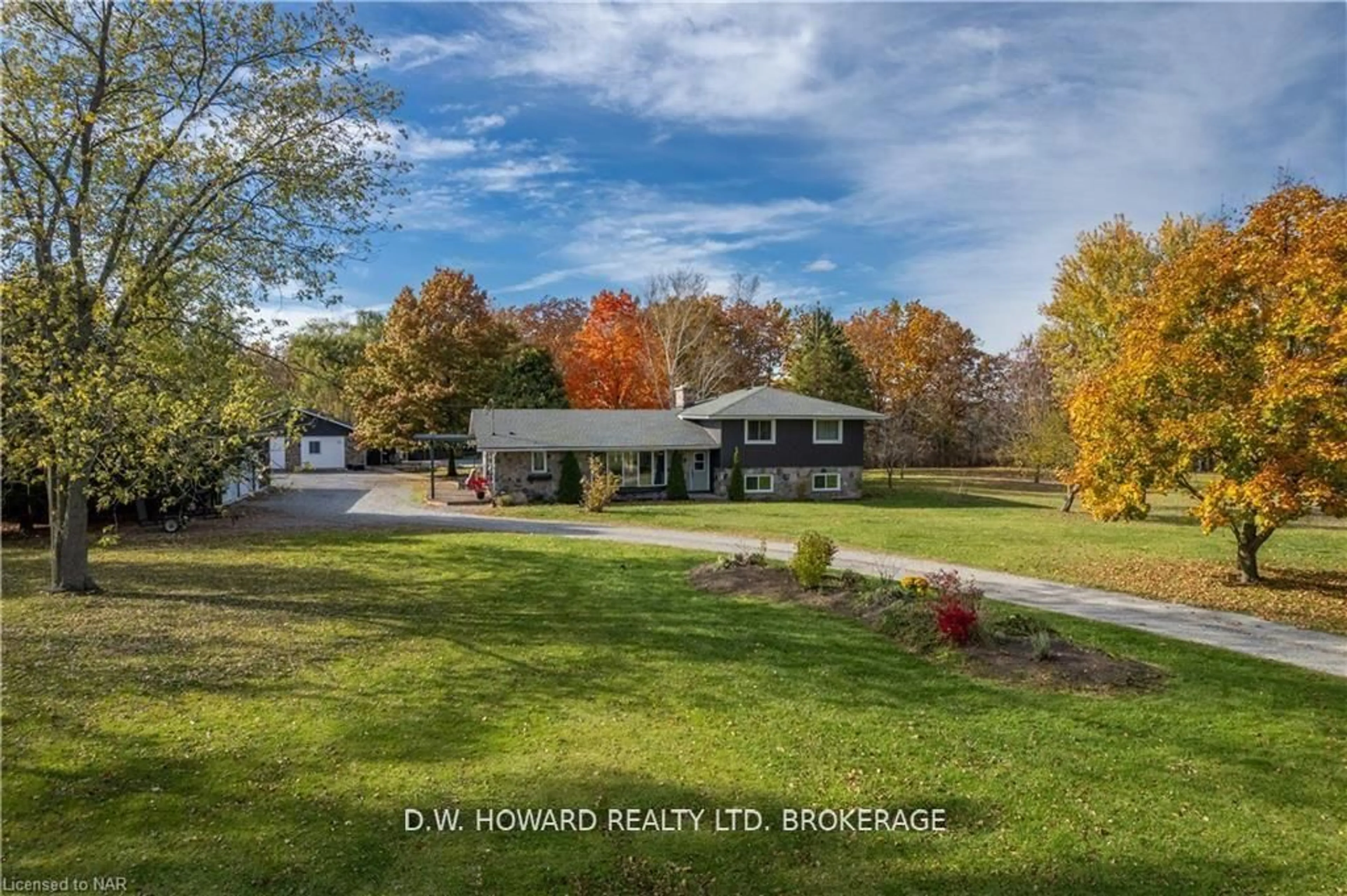 A pic from outside/outdoor area/front of a property/back of a property/a pic from drone, unknown for 417 Highway 140 Highway, Welland Ontario L3B 5N7